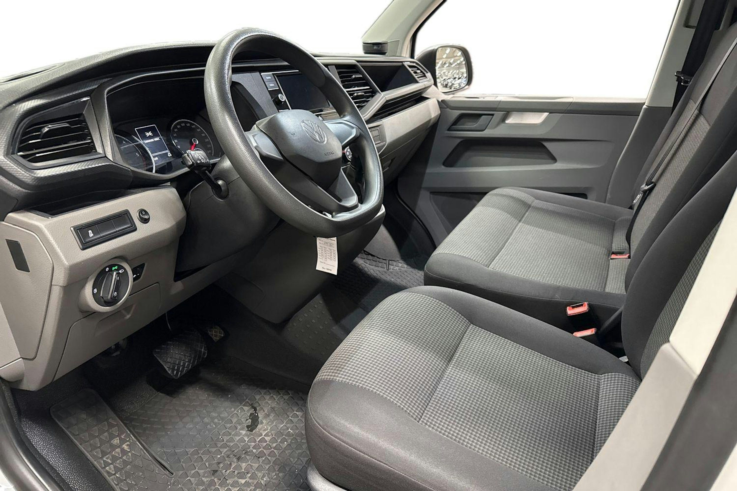 valkoinen Volkswagen Transporter 2021 kuva 3.