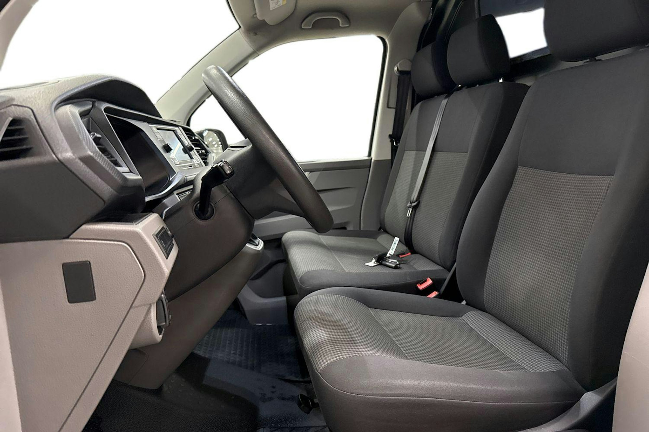 valkoinen Volkswagen Transporter 2021 kuva 6.