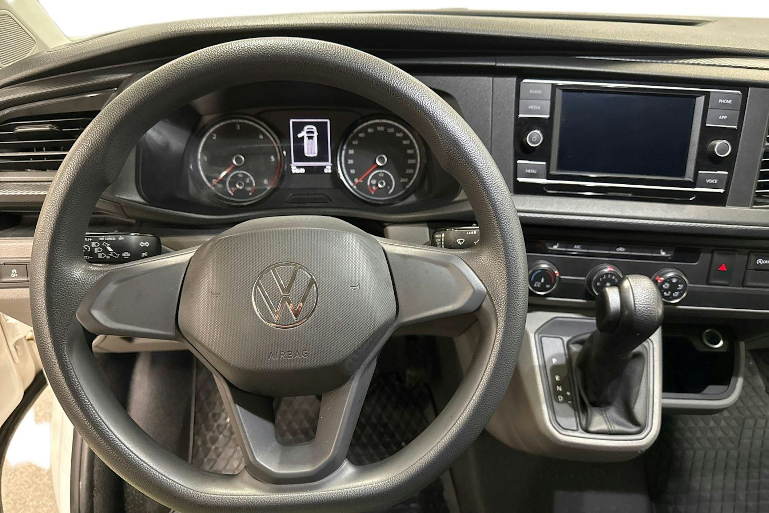 valkoinen Volkswagen Transporter 2021 kuva 7.