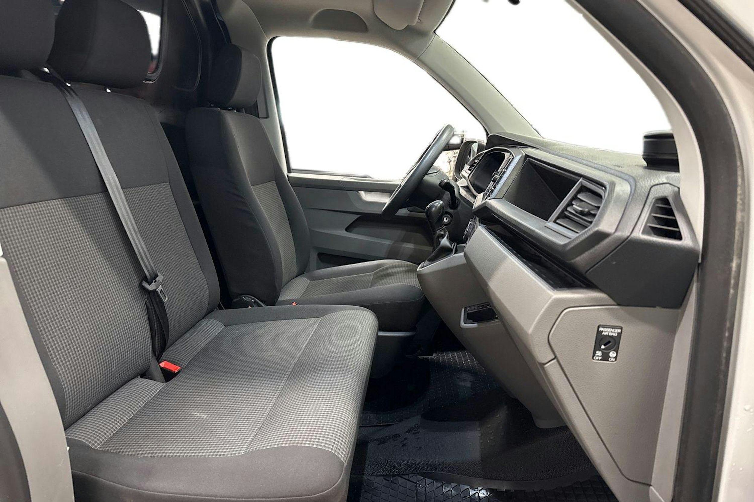valkoinen Volkswagen Transporter 2021 kuva 8.