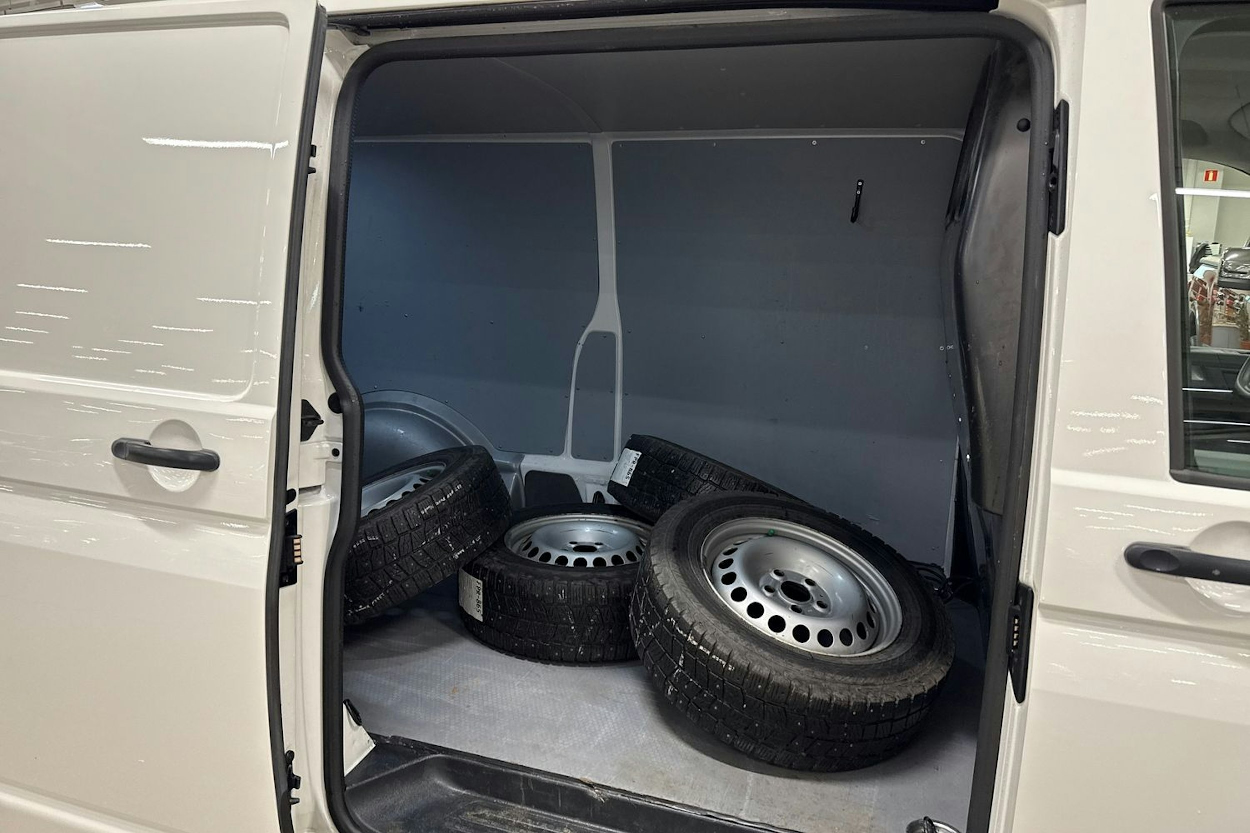 valkoinen Volkswagen Transporter 2021 kuva 10.