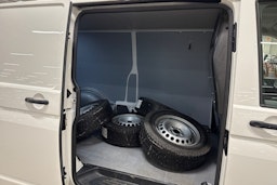 valkoinen Volkswagen Transporter 2021 kuva 10.