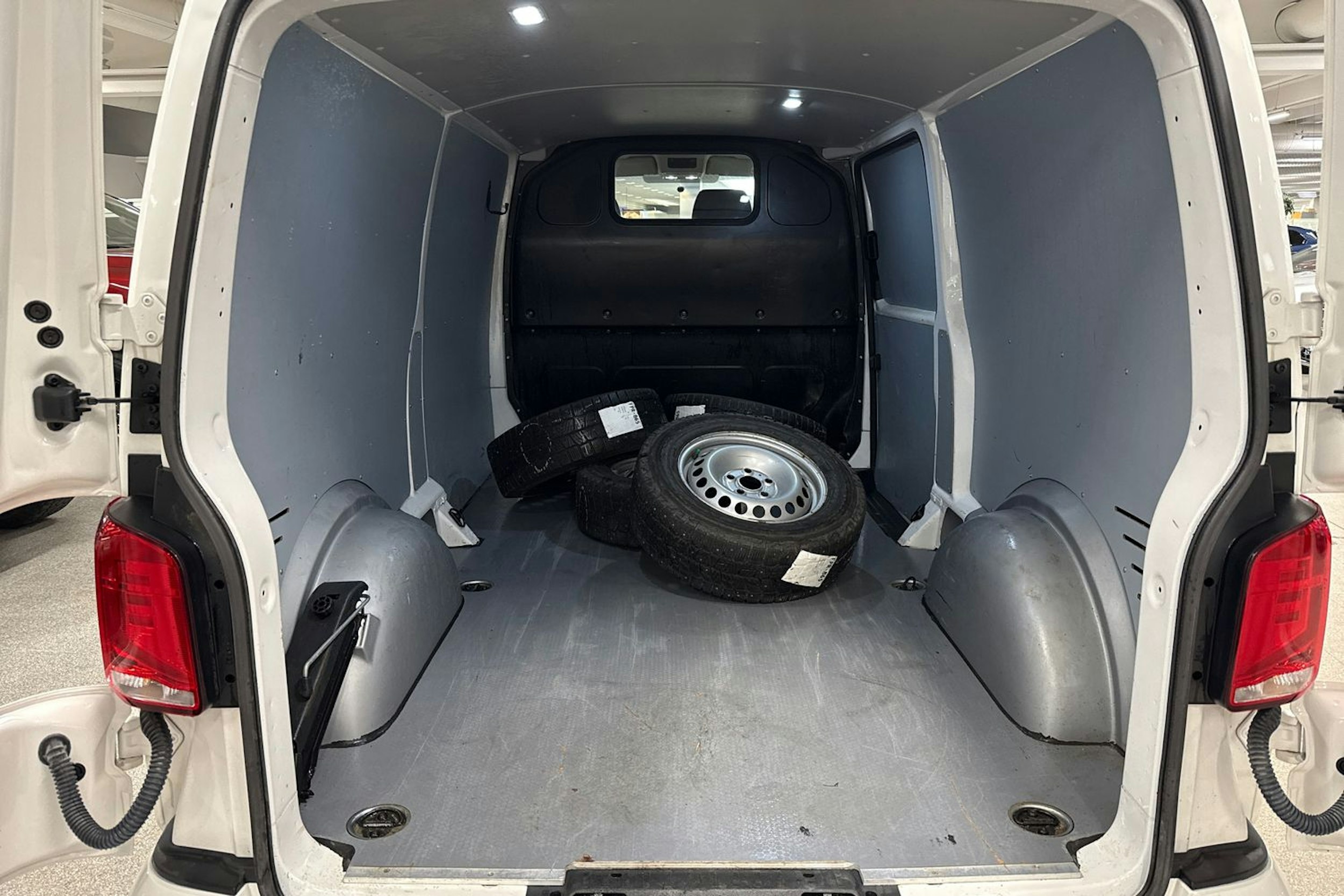 valkoinen Volkswagen Transporter 2021 kuva 11.