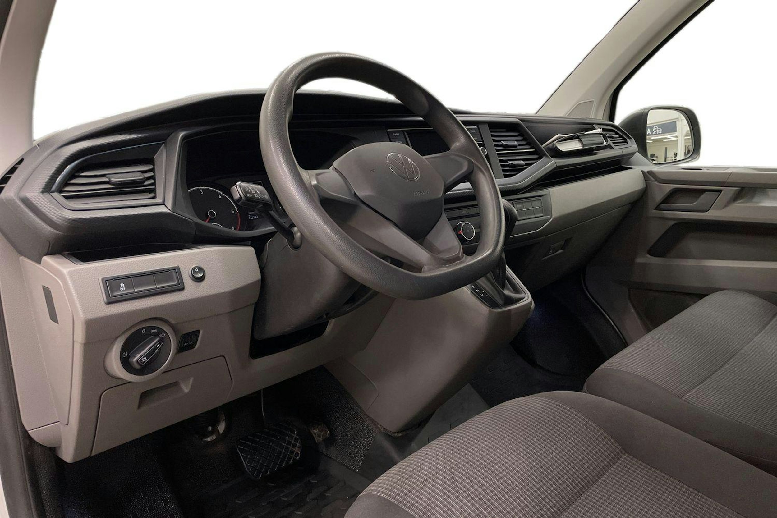 valkoinen Volkswagen Transporter 2021 kuva 6.