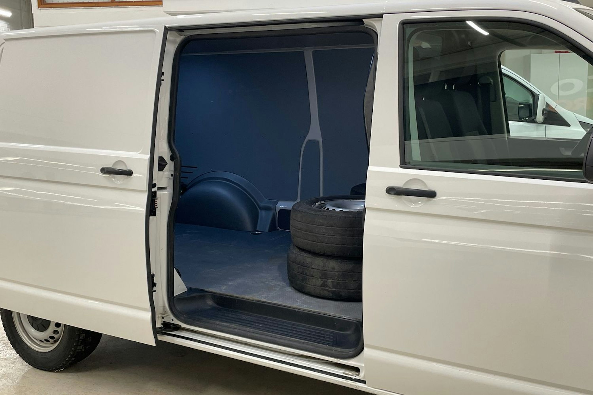 valkoinen Volkswagen Transporter 2021 kuva 10.