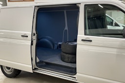 valkoinen Volkswagen Transporter 2021 kuva 10.