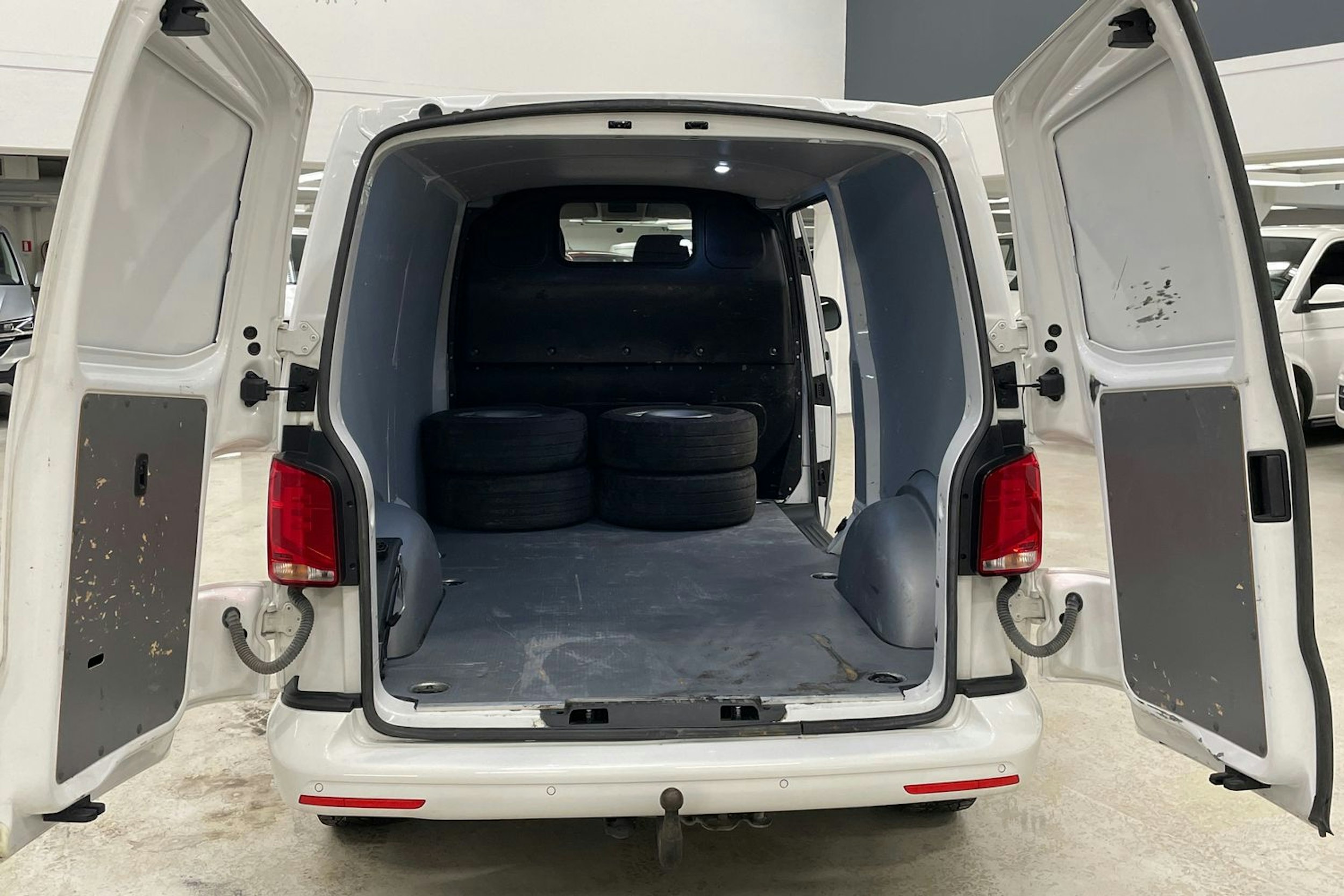 valkoinen Volkswagen Transporter 2021 kuva 11.