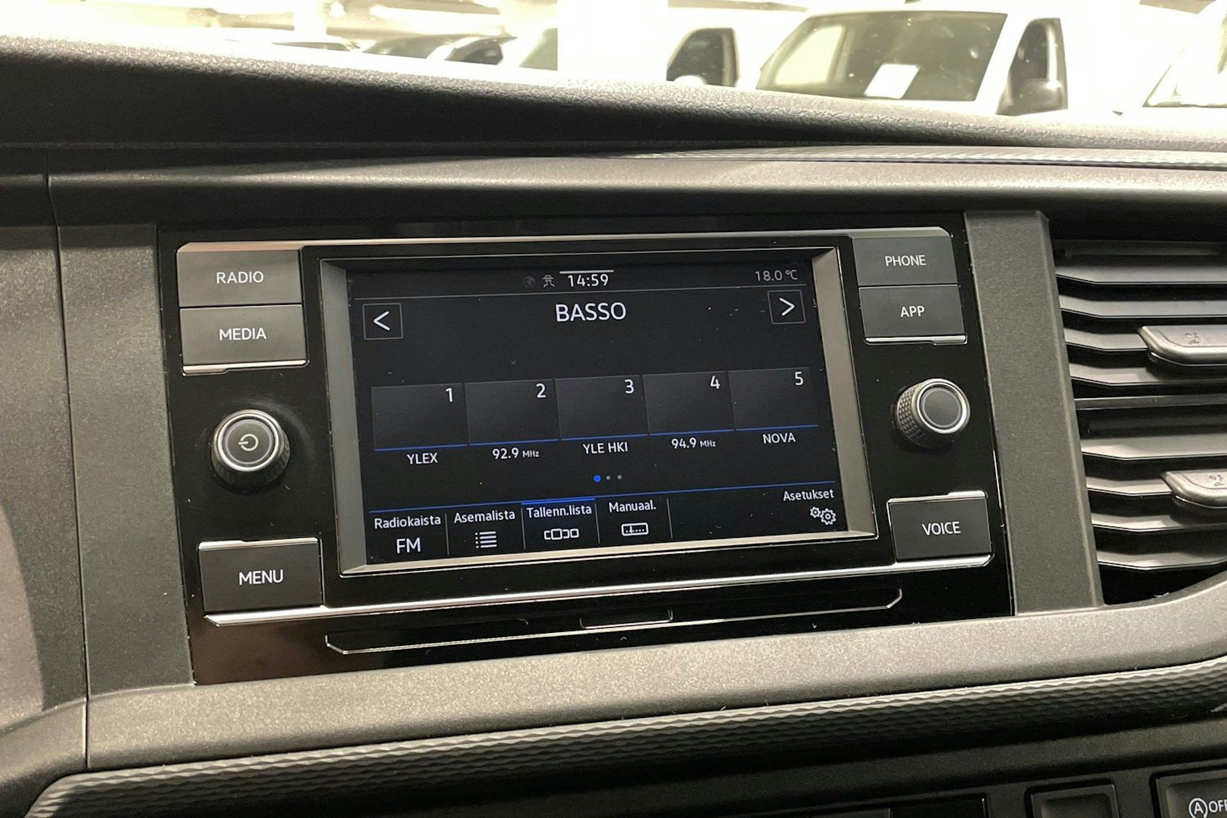 valkoinen Volkswagen Transporter 2021 kuva 16.