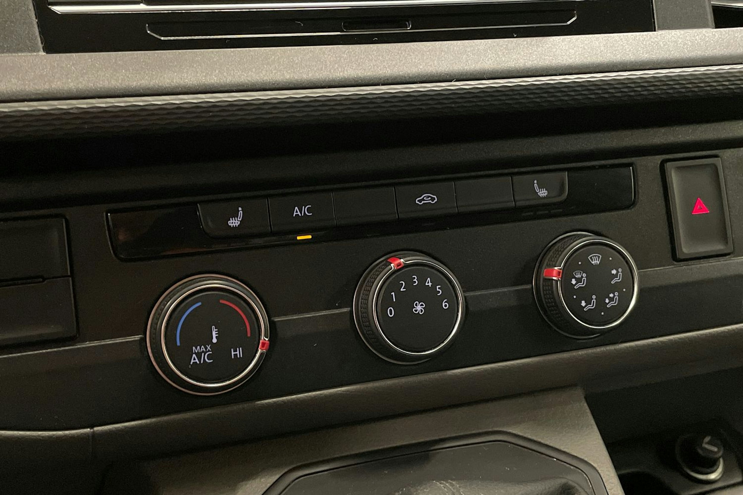 valkoinen Volkswagen Transporter 2021 kuva 17.