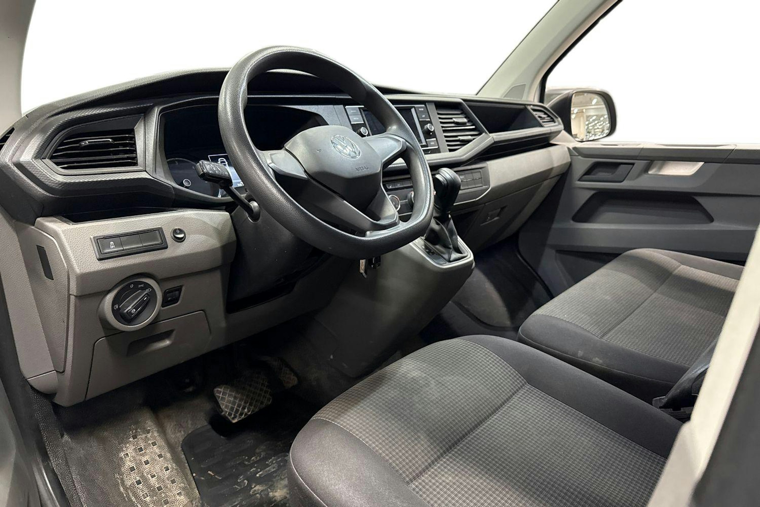 valkoinen Volkswagen Transporter 2021 kuva 3.