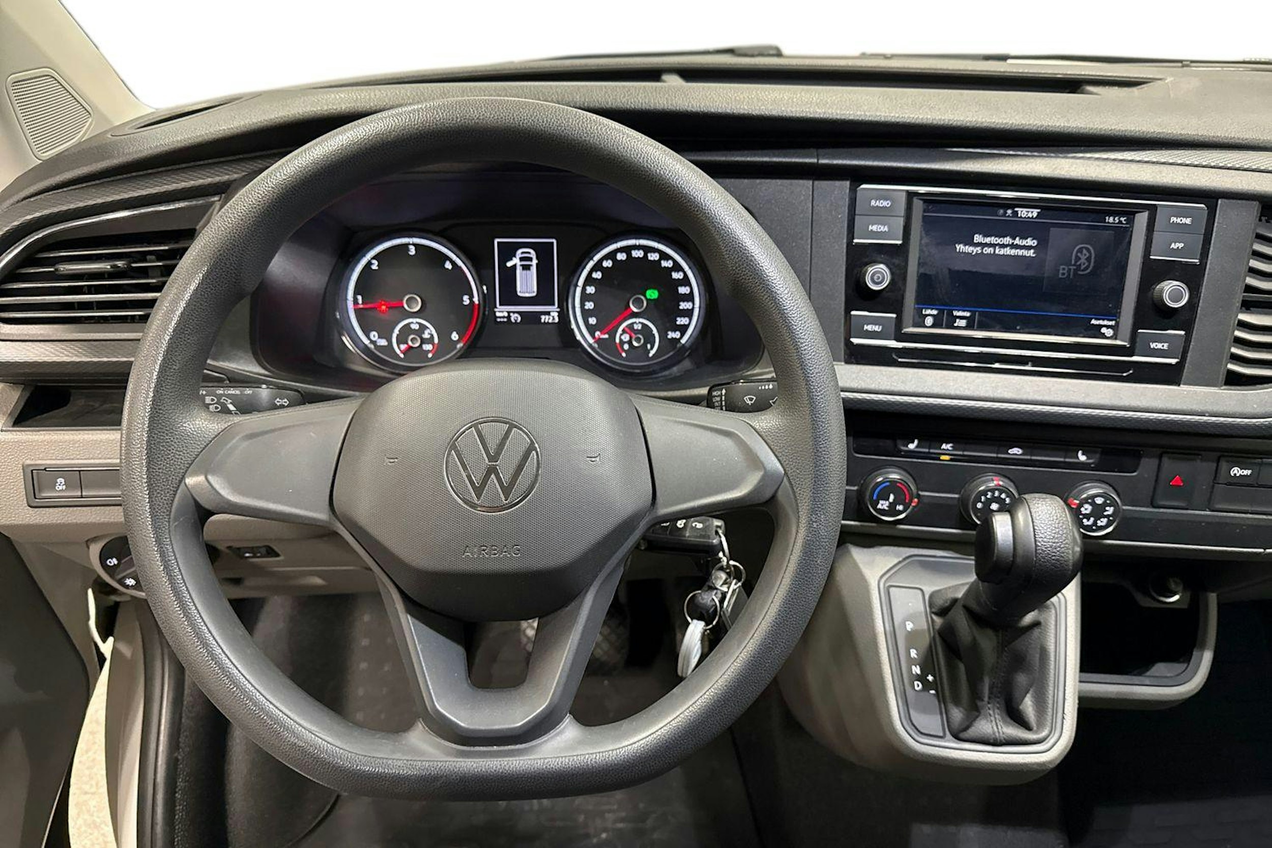 valkoinen Volkswagen Transporter 2021 kuva 9.