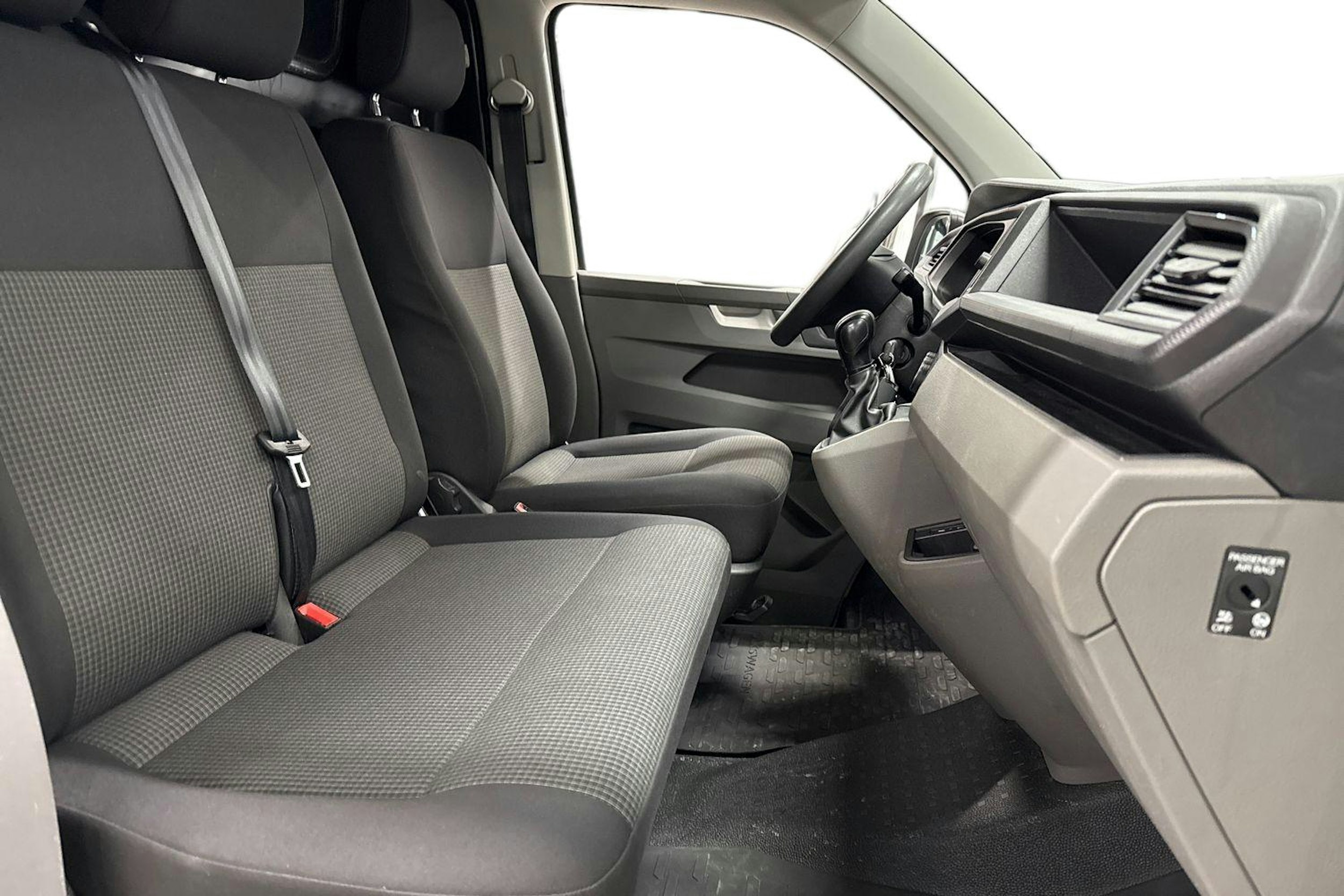 valkoinen Volkswagen Transporter 2021 kuva 11.