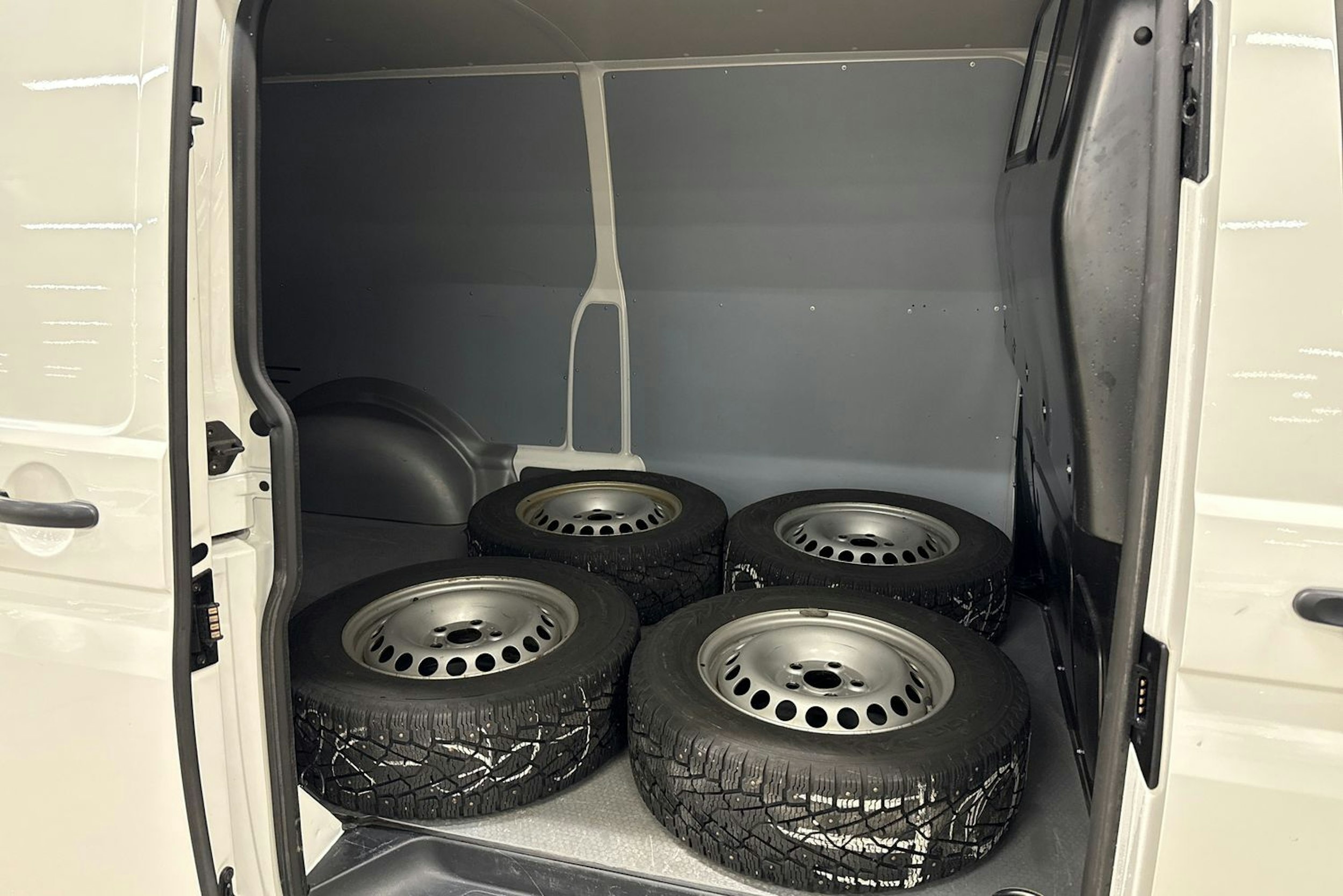 valkoinen Volkswagen Transporter 2021 kuva 13.