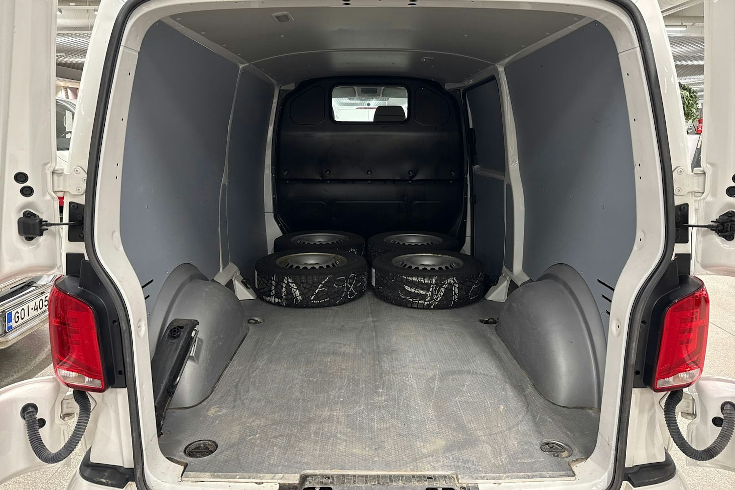 valkoinen Volkswagen Transporter 2021 kuva 15.