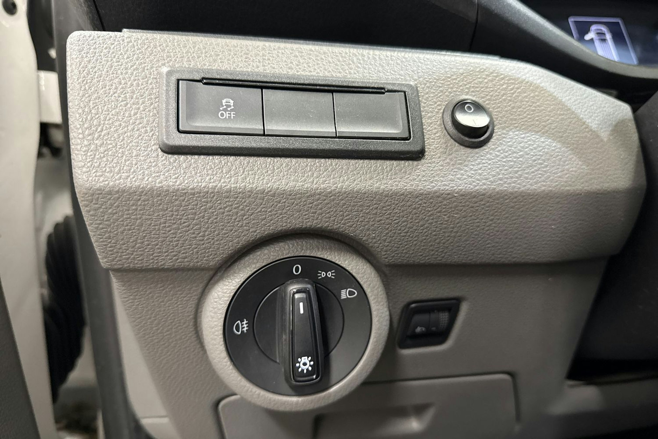 valkoinen Volkswagen Transporter 2021 kuva 17.