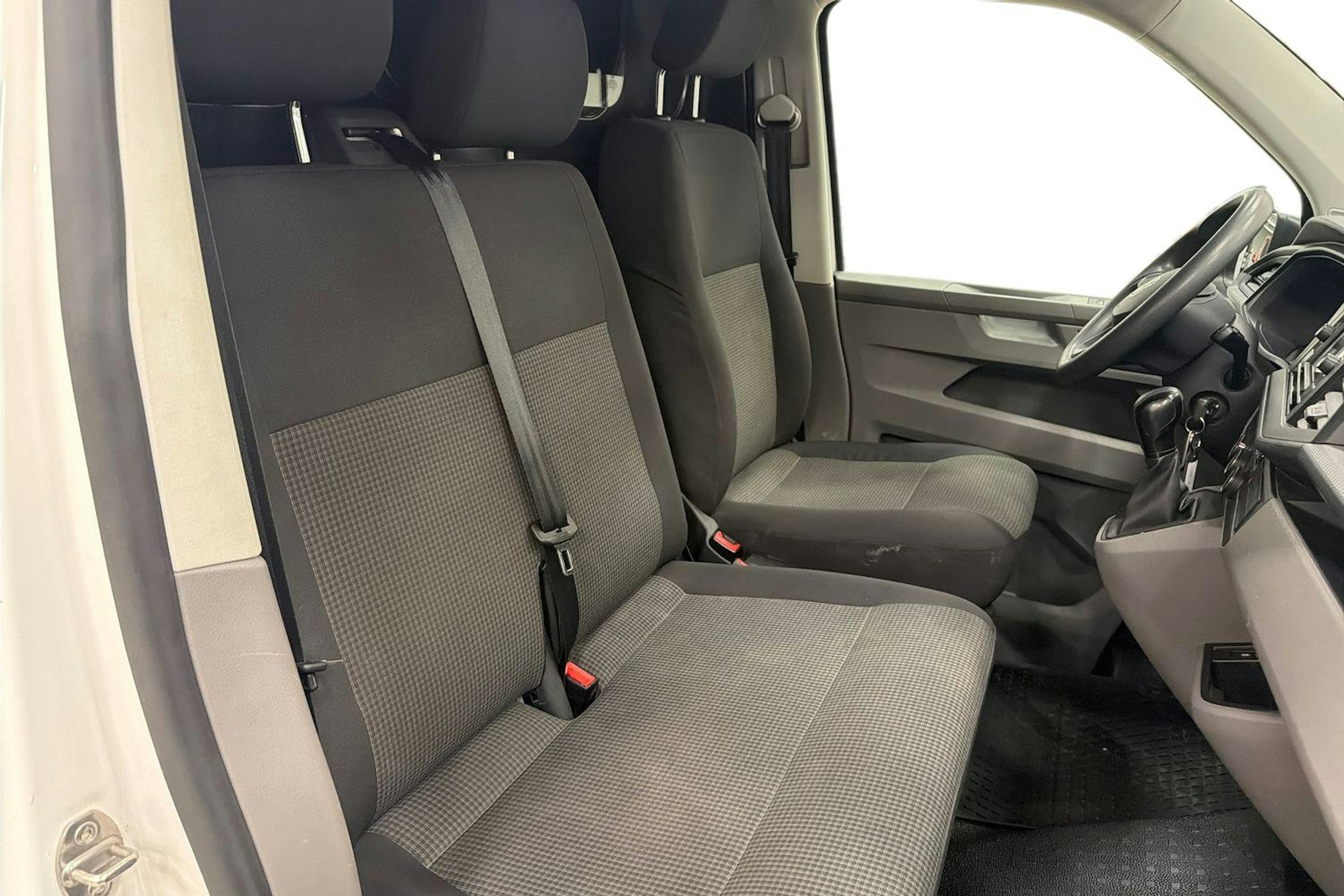 valkoinen Volkswagen Transporter 2021 kuva 11.