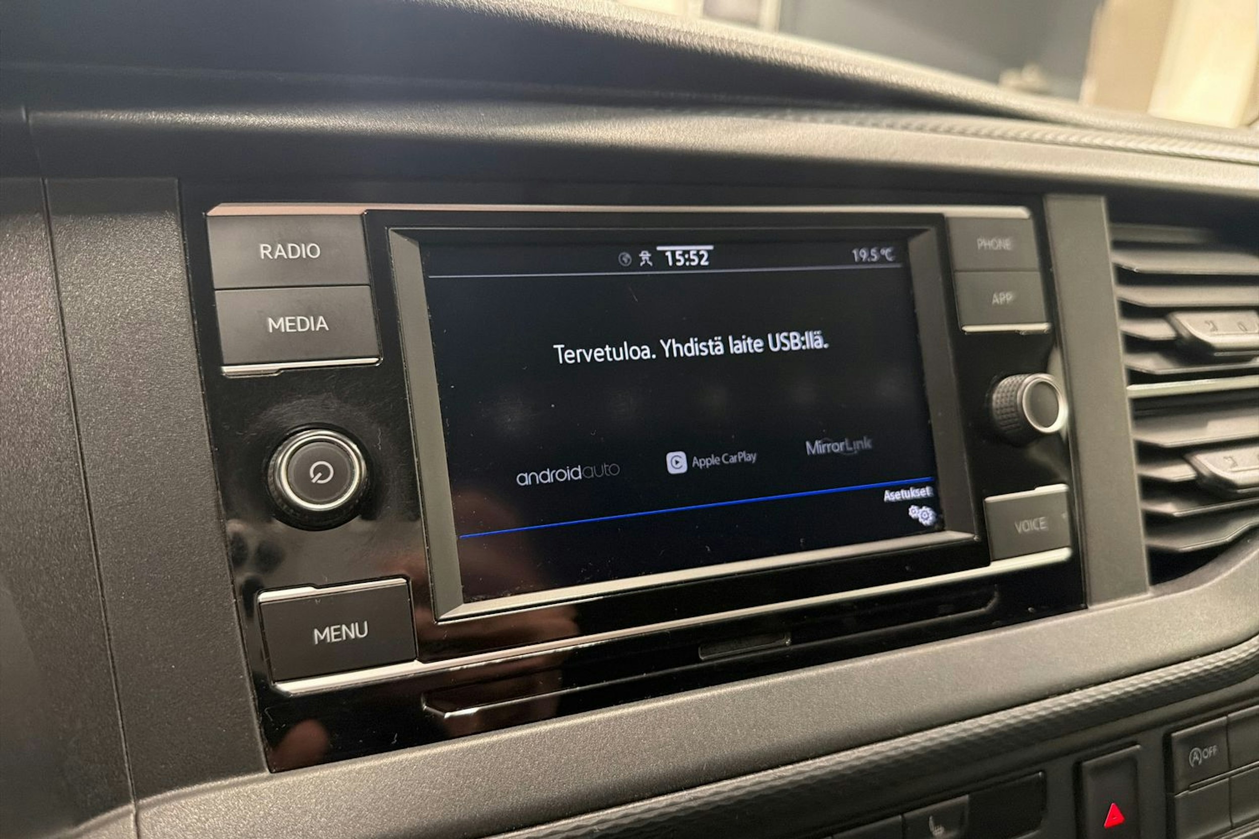 valkoinen Volkswagen Transporter 2021 kuva 15.