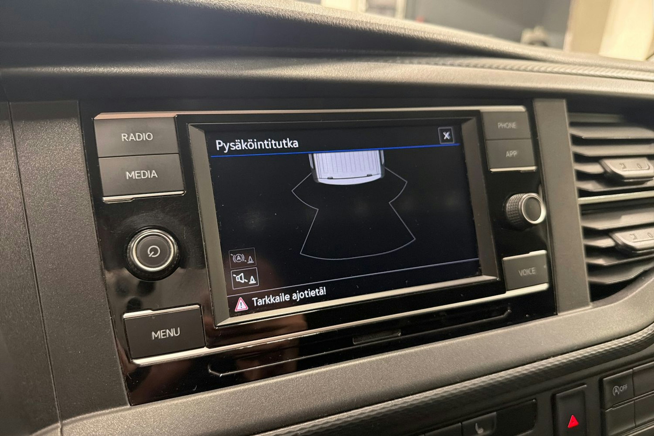 valkoinen Volkswagen Transporter 2021 kuva 17.