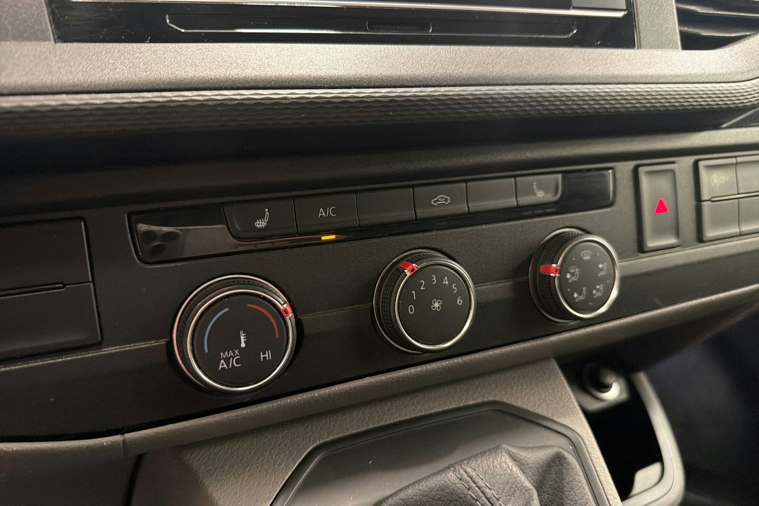 valkoinen Volkswagen Transporter 2021 kuva 18.