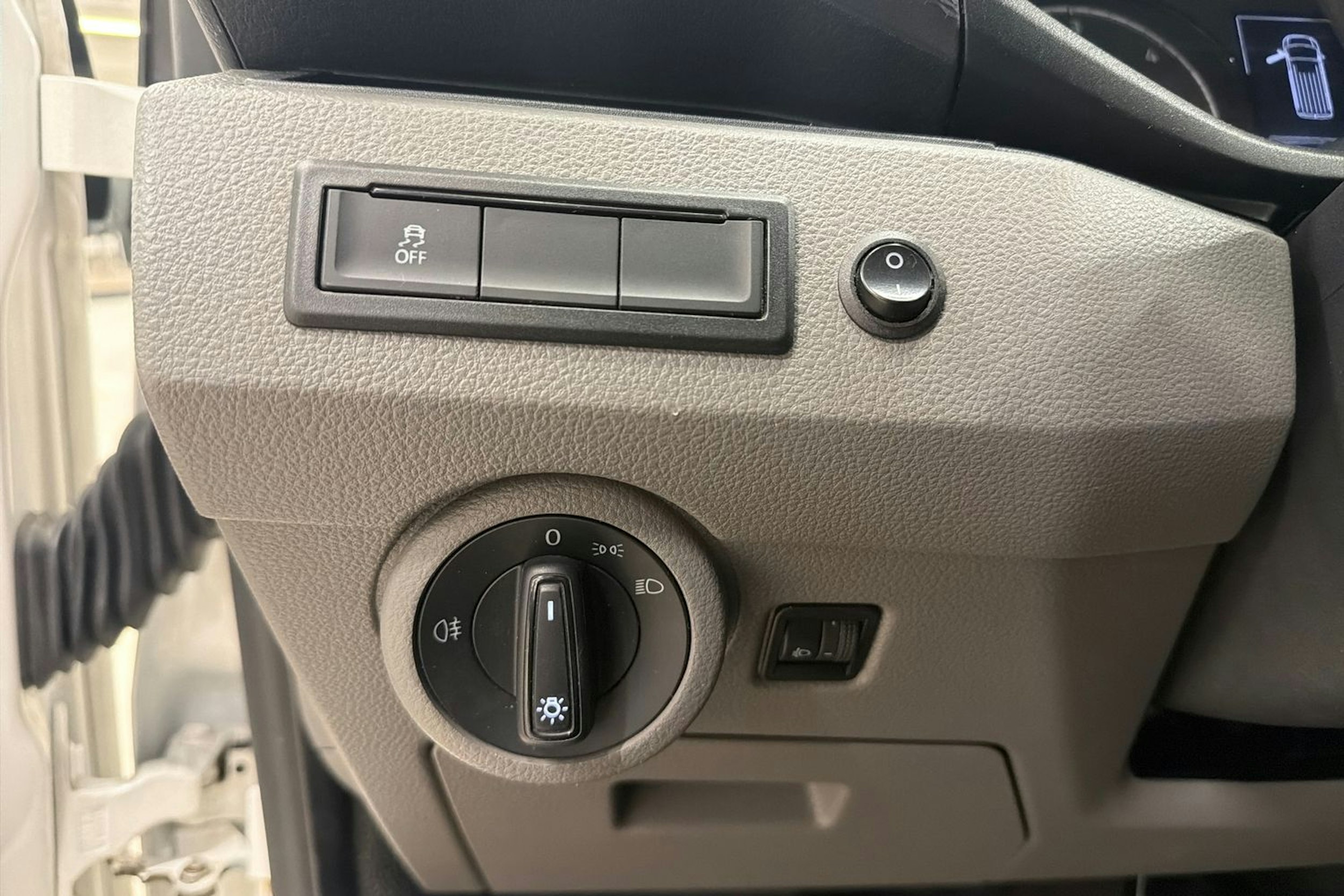 valkoinen Volkswagen Transporter 2021 kuva 20.