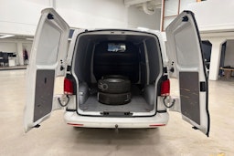 valkoinen Volkswagen Transporter 2021 kuva 22.