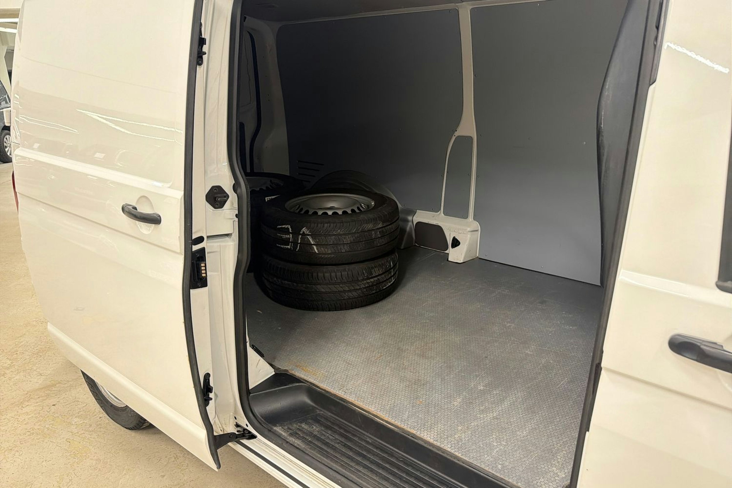 valkoinen Volkswagen Transporter 2021 kuva 24.