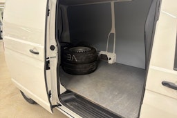 valkoinen Volkswagen Transporter 2021 kuva 24.