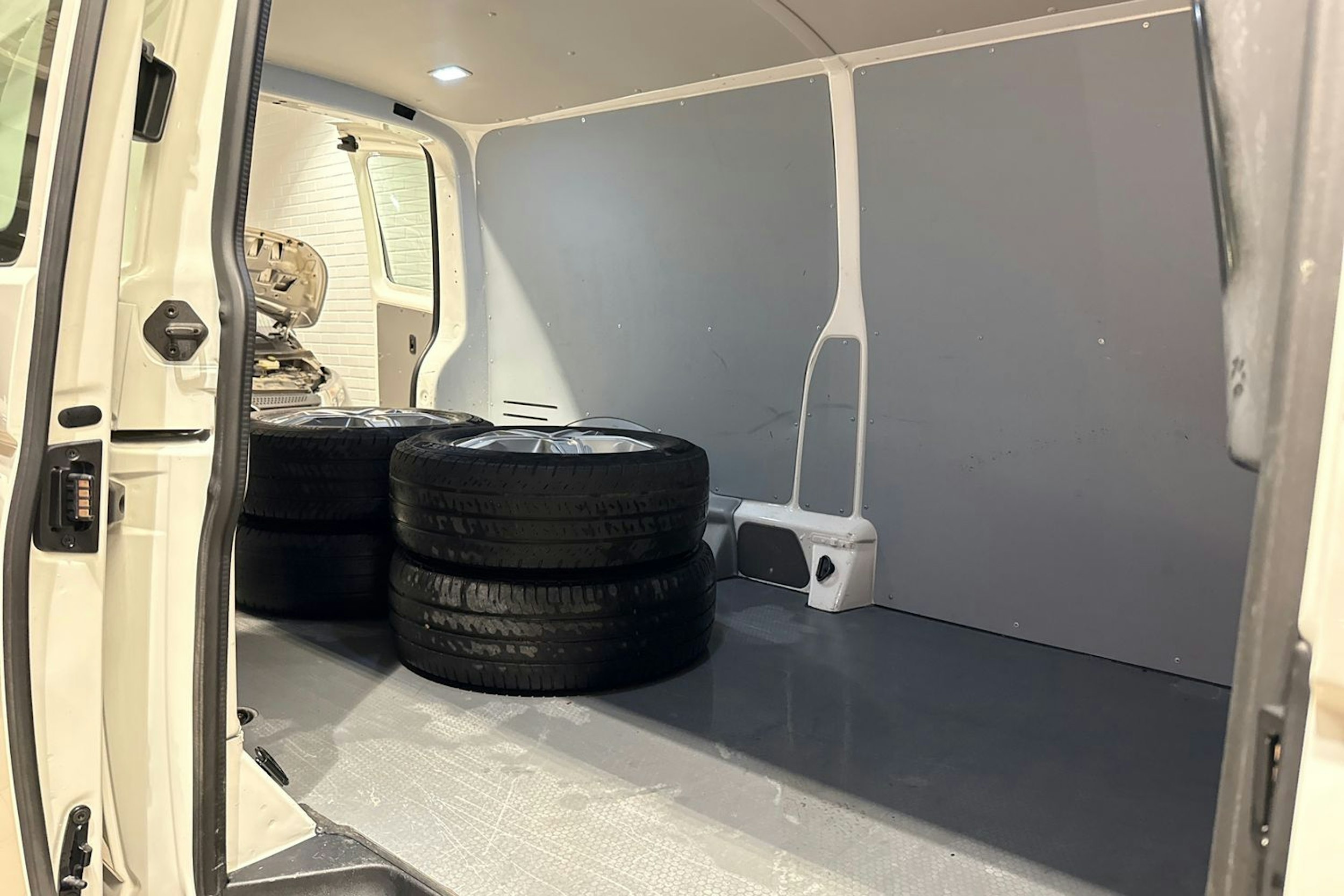 Valkoinen Volkswagen TRANSPORTER 2021 kuva 15.