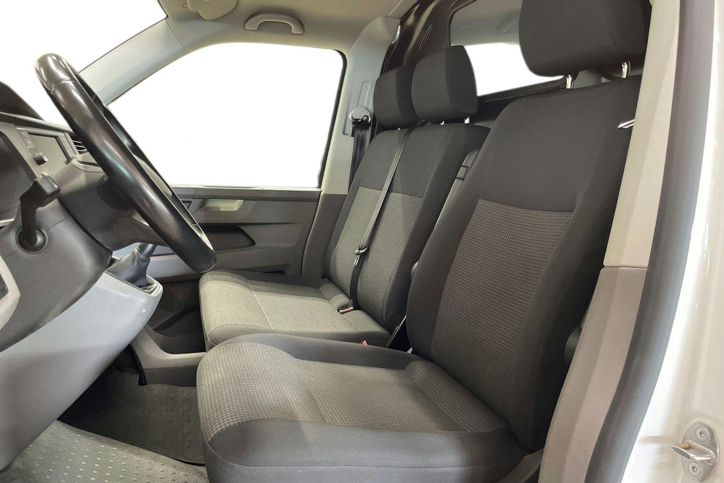valkoinen Volkswagen Transporter 2021 kuva 10.
