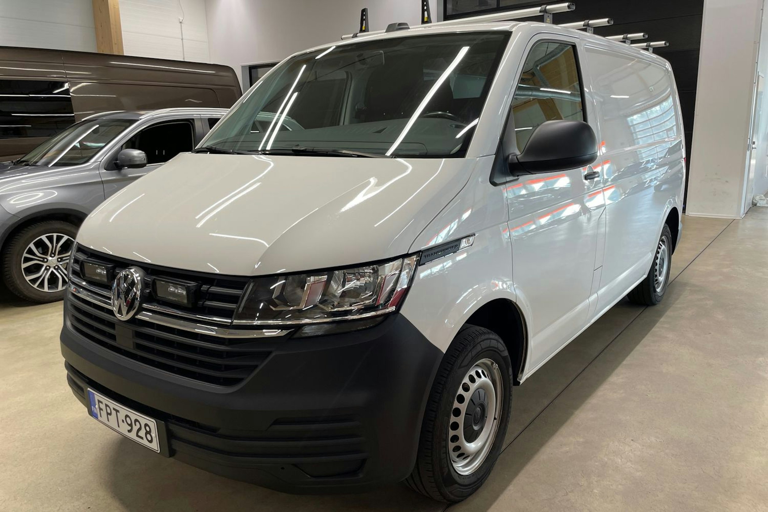 valkoinen Volkswagen Transporter 2021 kuva 13.