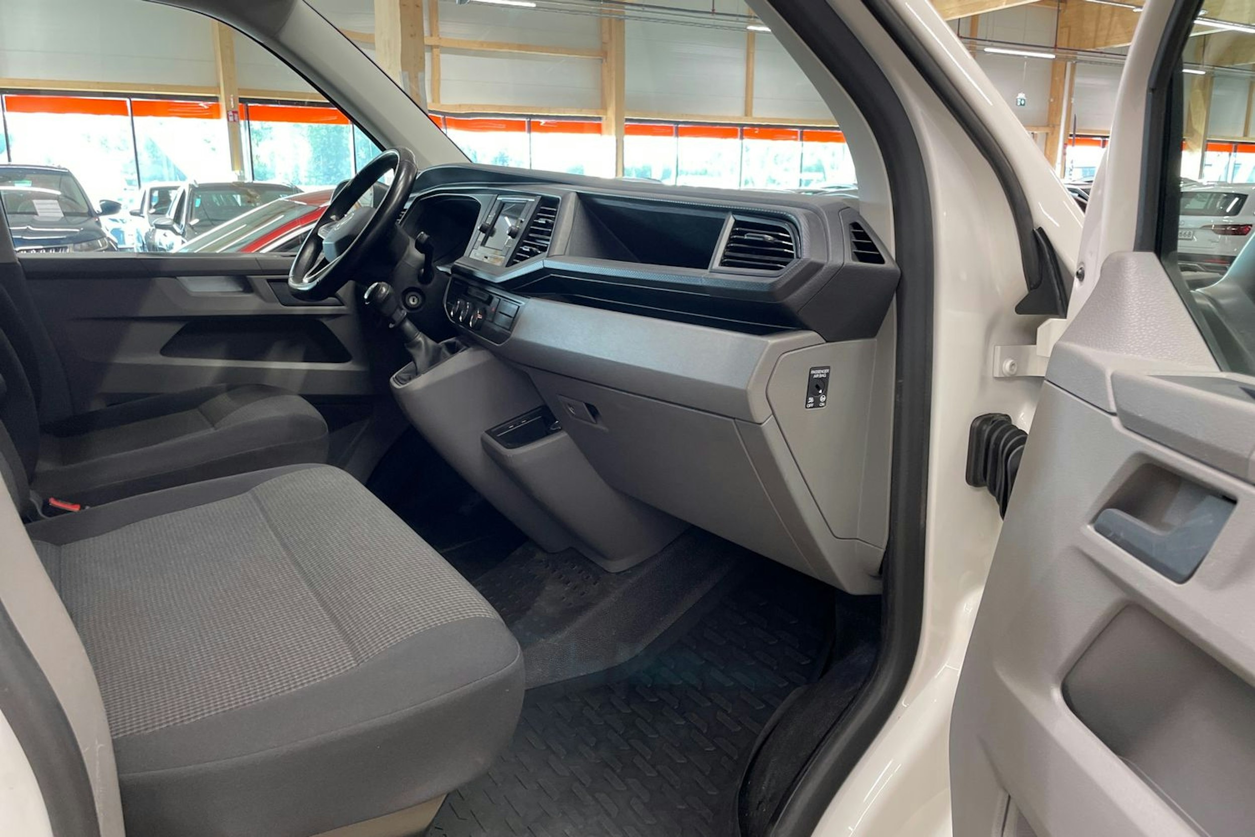 valkoinen Volkswagen Transporter 2021 kuva 15.