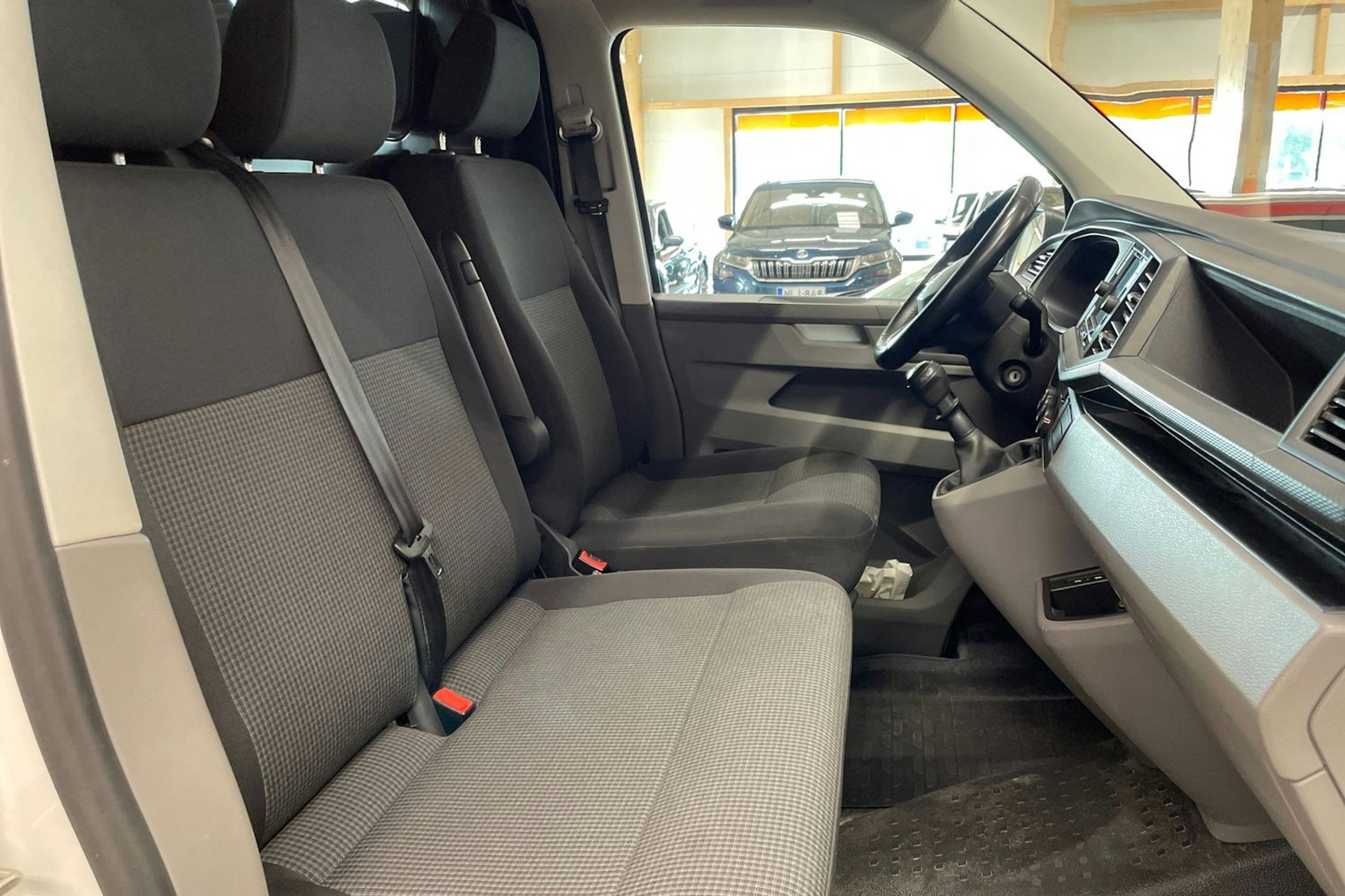 valkoinen Volkswagen Transporter 2021 kuva 16.