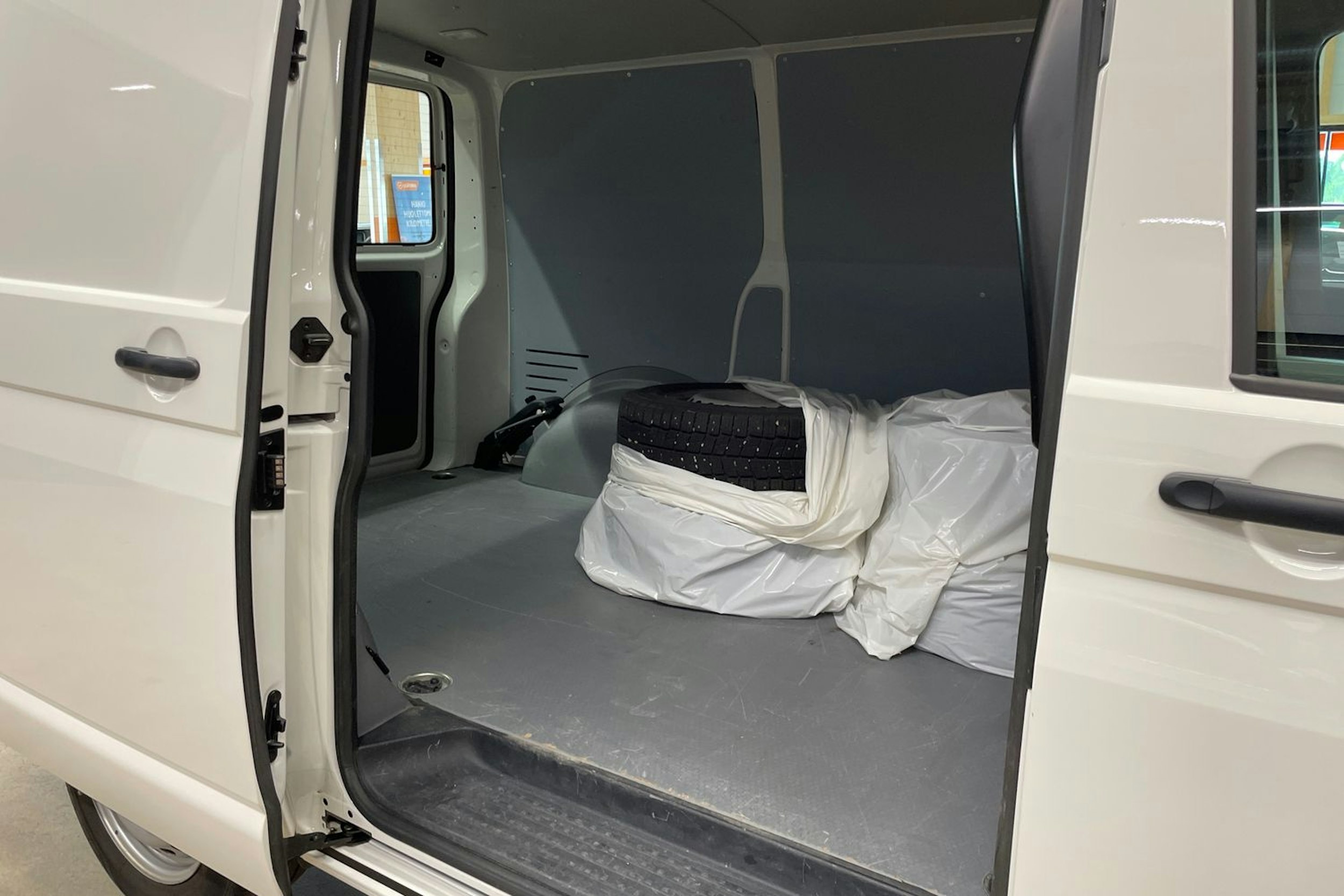 valkoinen Volkswagen Transporter 2021 kuva 17.