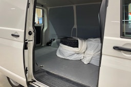 valkoinen Volkswagen Transporter 2021 kuva 17.