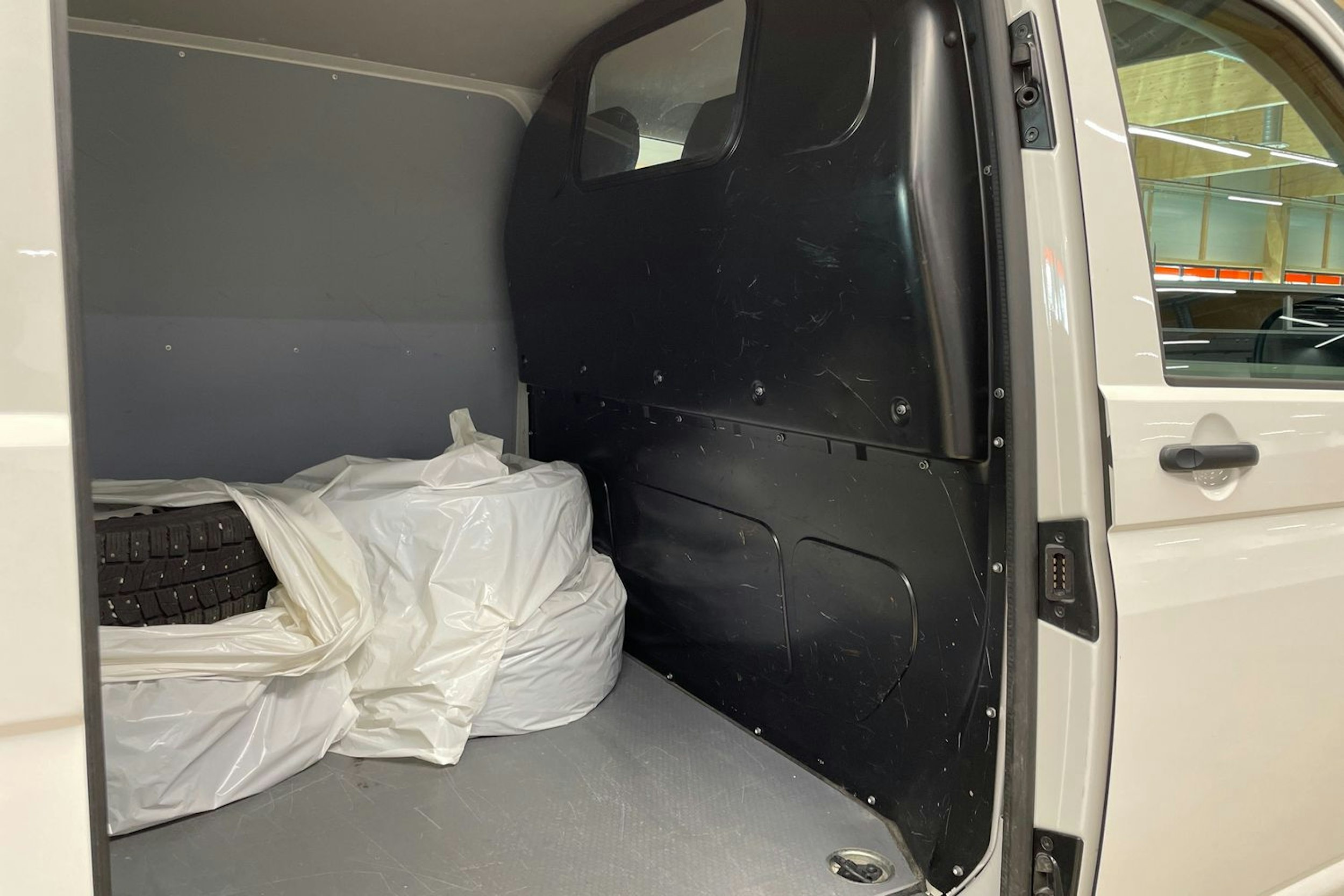 valkoinen Volkswagen Transporter 2021 kuva 18.