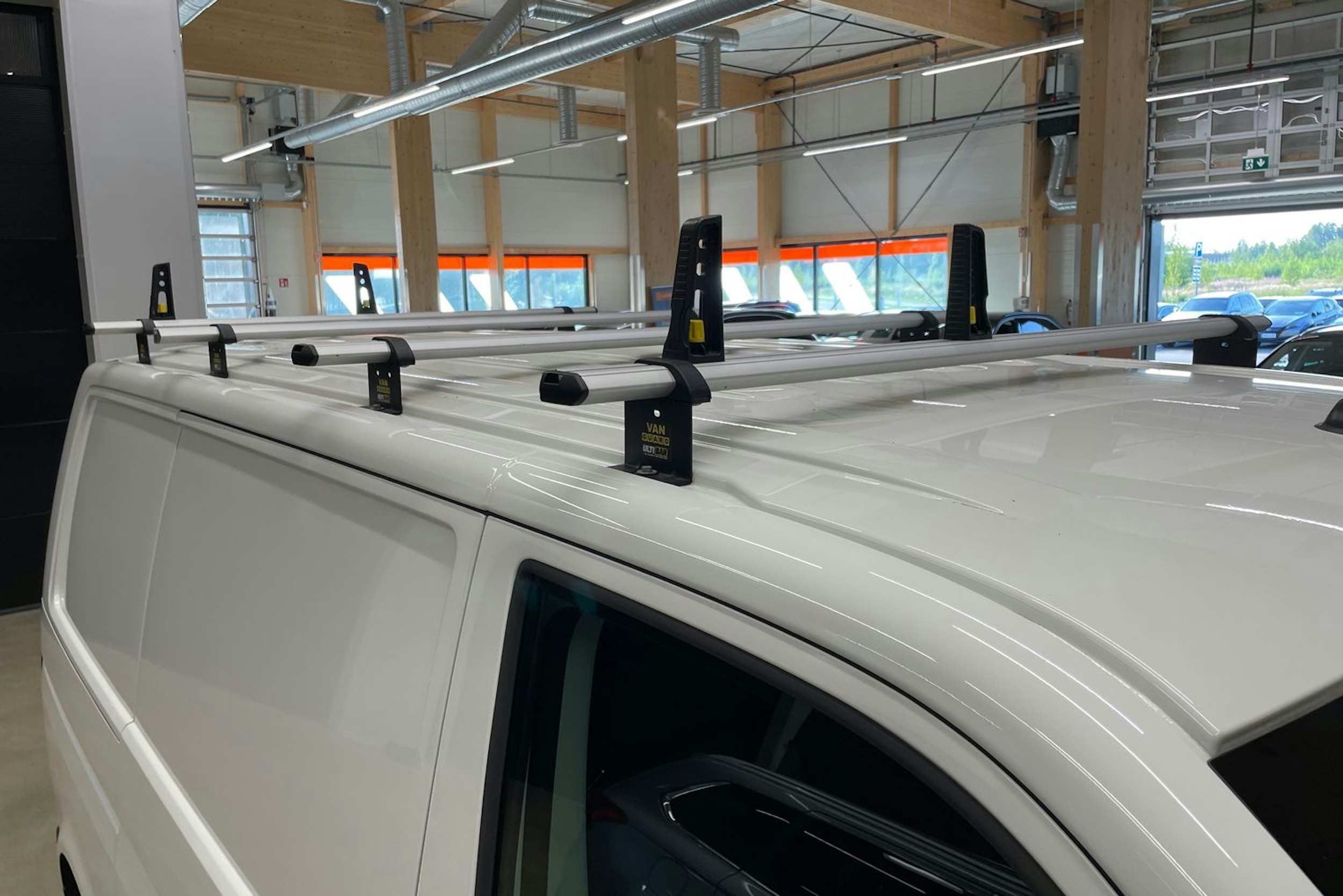 valkoinen Volkswagen Transporter 2021 kuva 19.