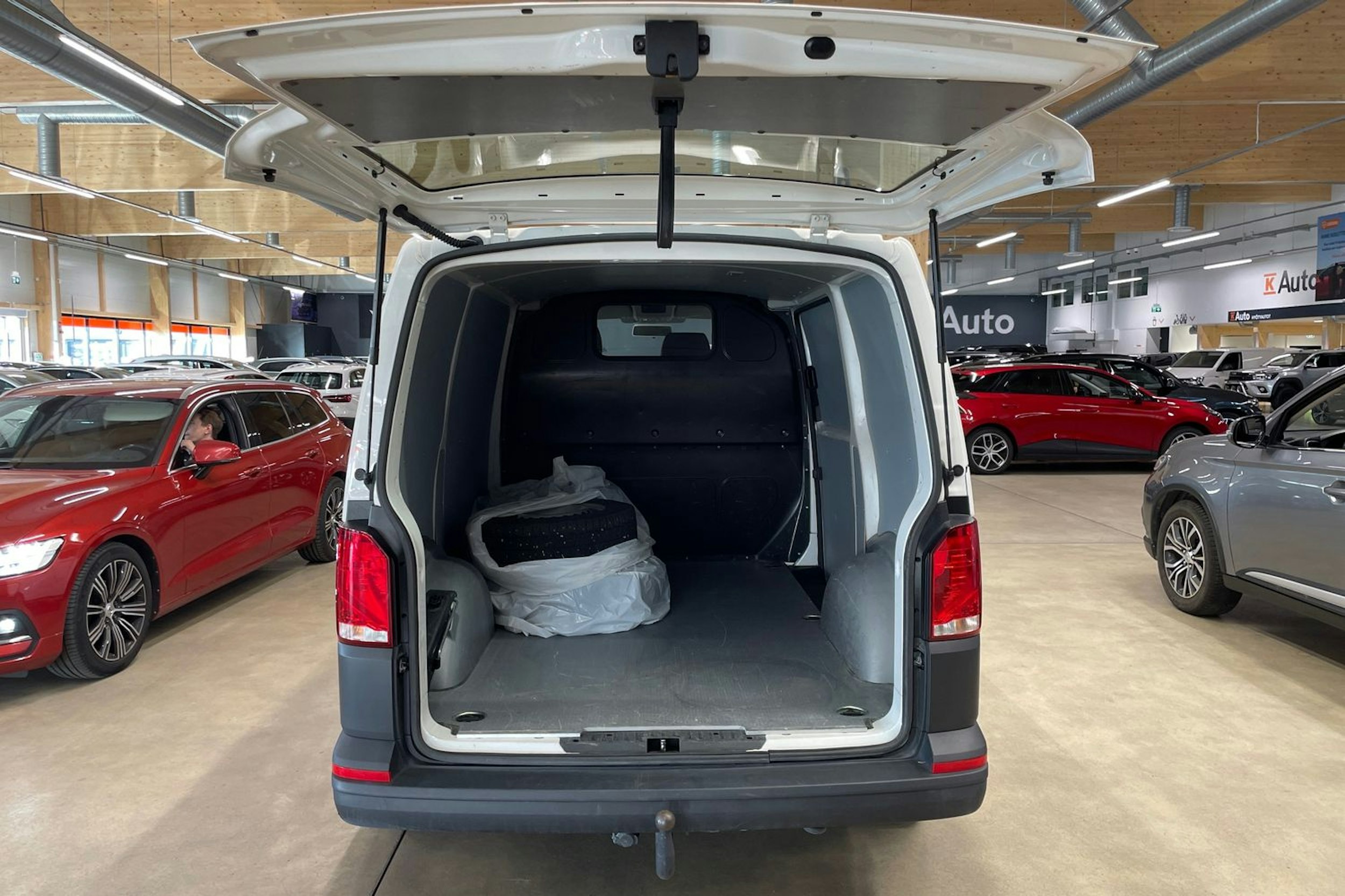 valkoinen Volkswagen Transporter 2021 kuva 20.