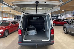 valkoinen Volkswagen Transporter 2021 kuva 20.