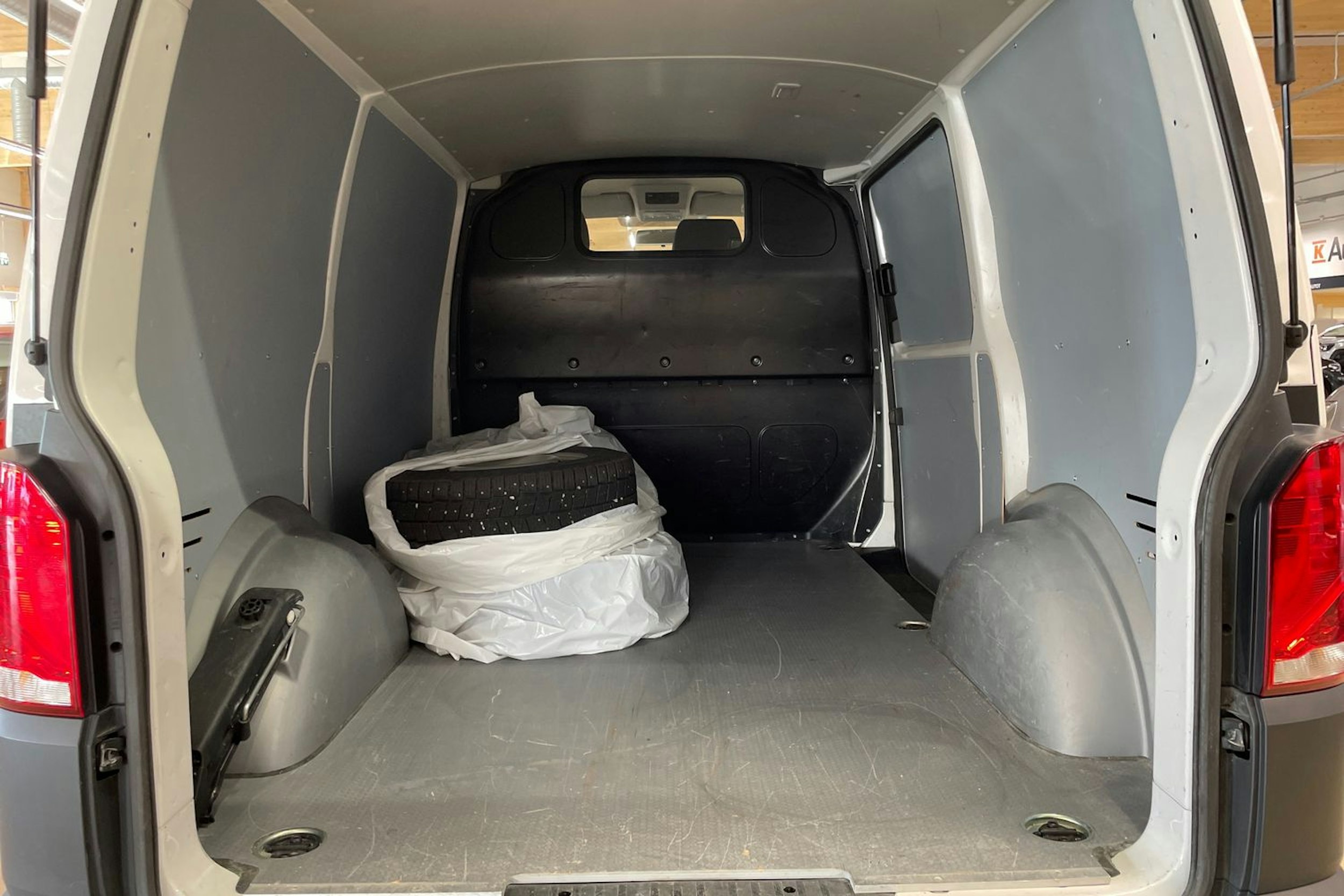 valkoinen Volkswagen Transporter 2021 kuva 21.