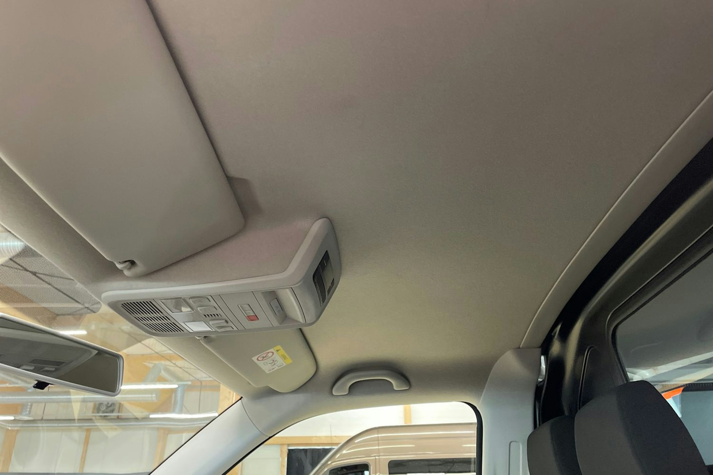 valkoinen Volkswagen Transporter 2021 kuva 24.