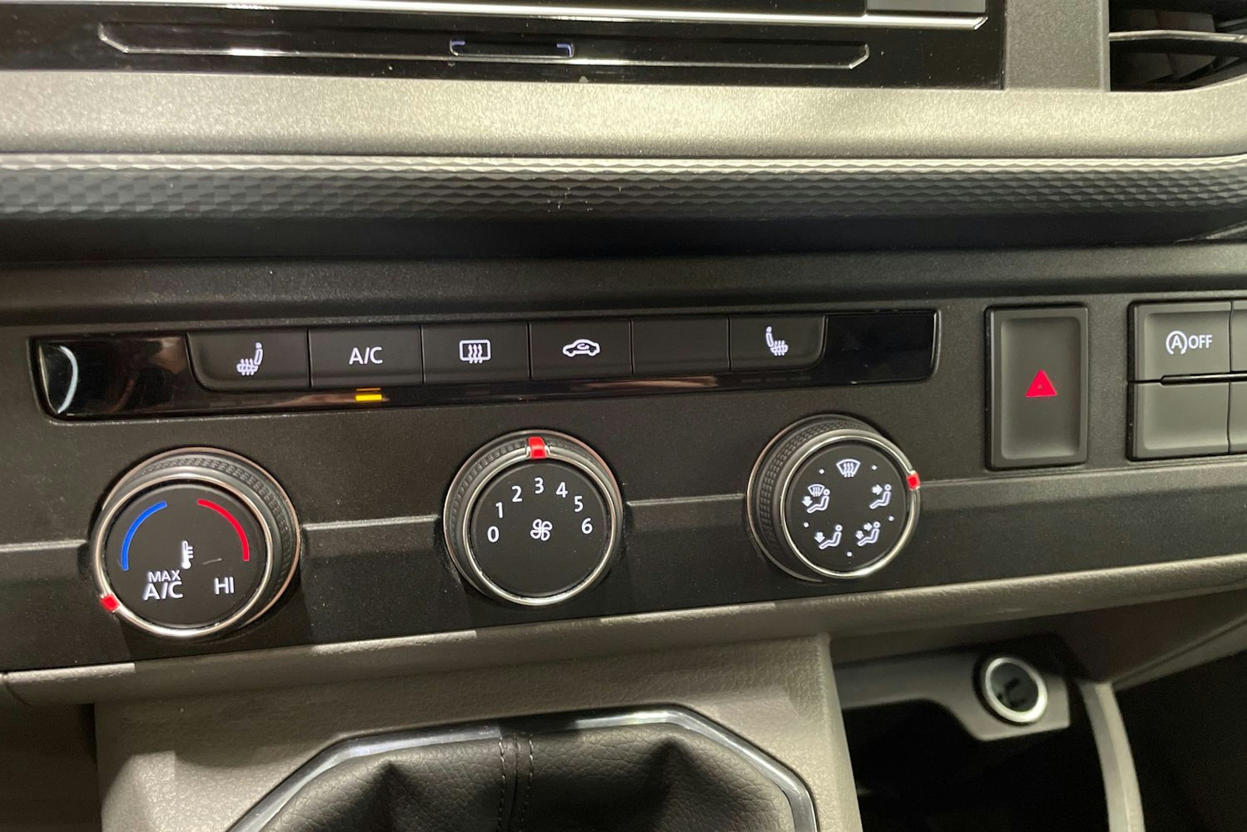 valkoinen Volkswagen Transporter 2021 kuva 29.