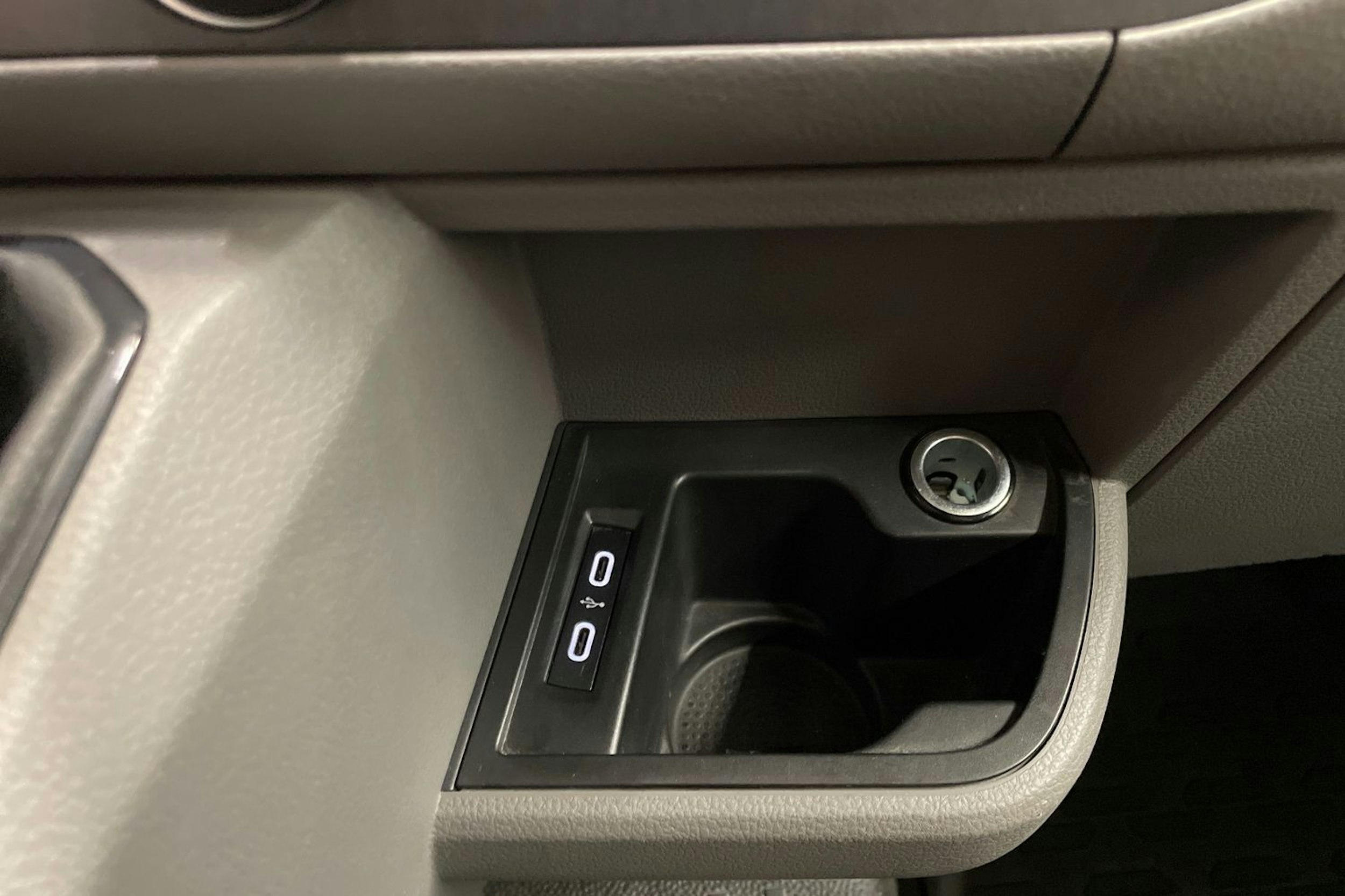 valkoinen Volkswagen Transporter 2021 kuva 30.