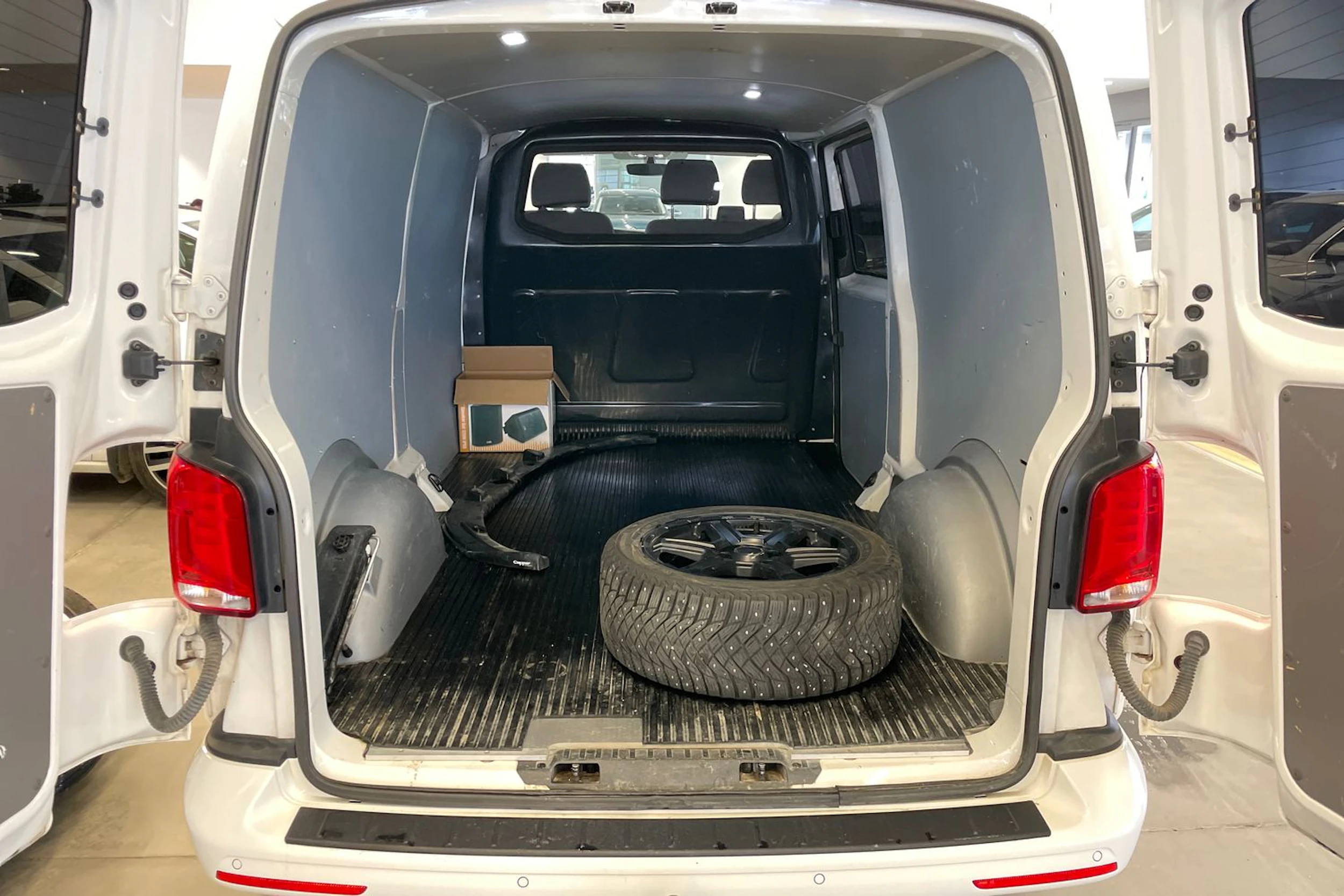 Valkoinen Volkswagen TRANSPORTER 2021 kuva 21.