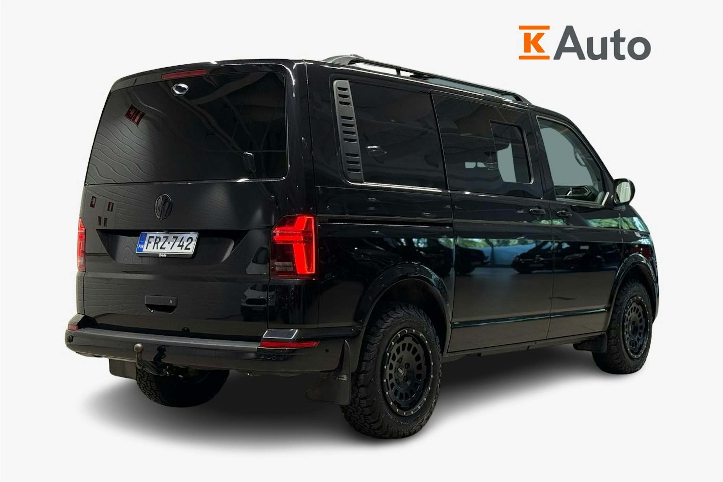 musta Volkswagen Transporter 2021 kuva 2.