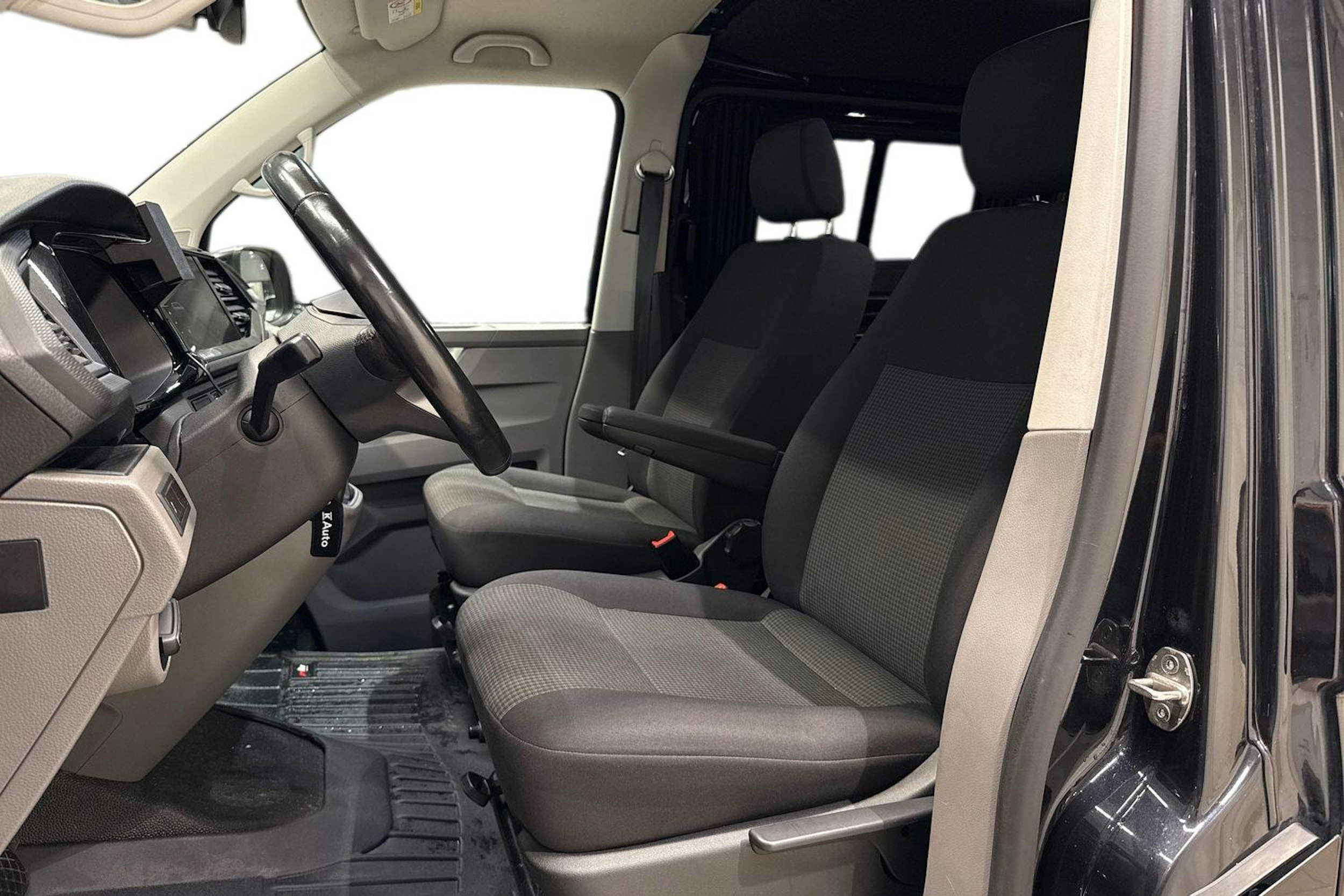 musta Volkswagen Transporter 2021 kuva 8.