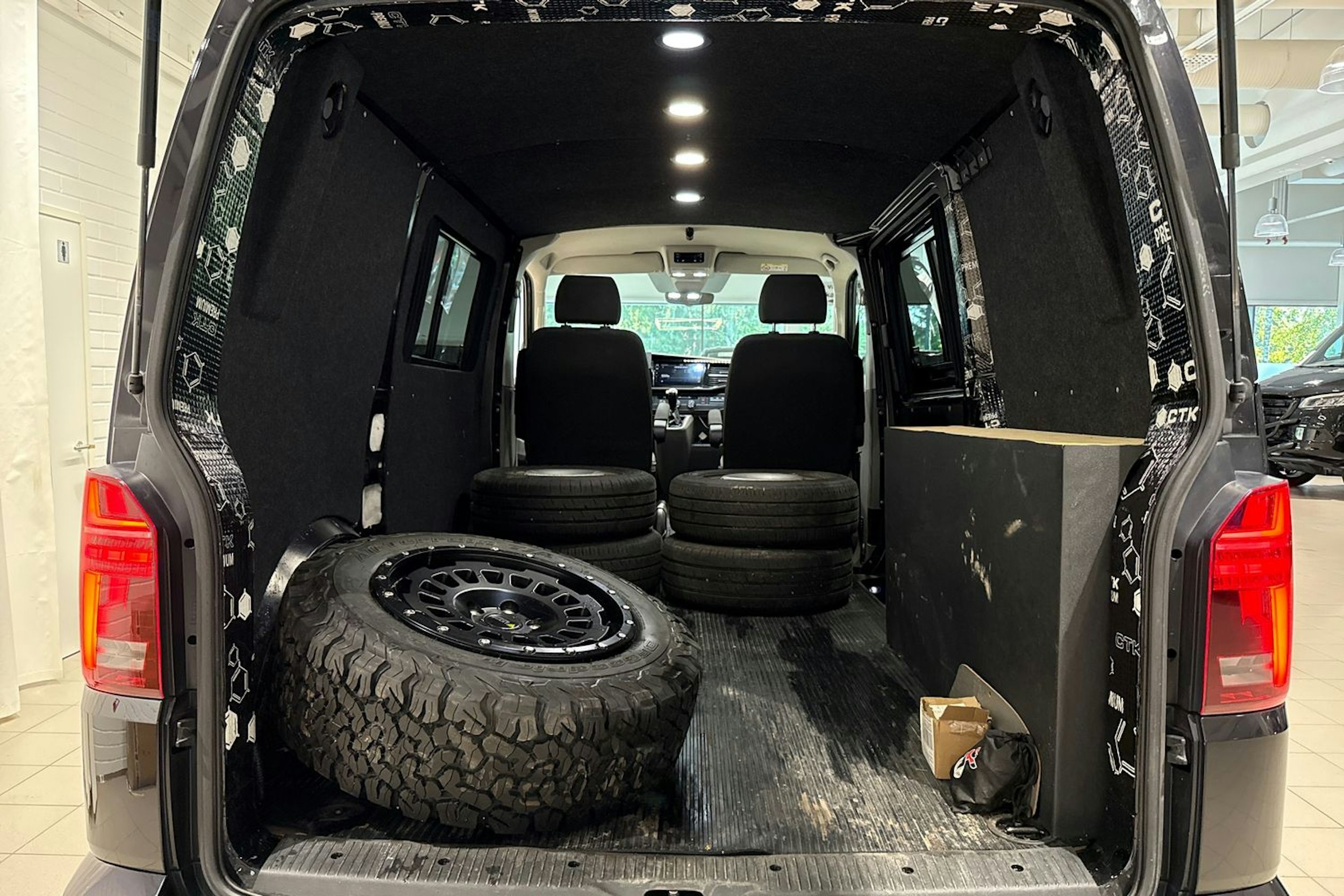 musta Volkswagen Transporter 2021 kuva 10.