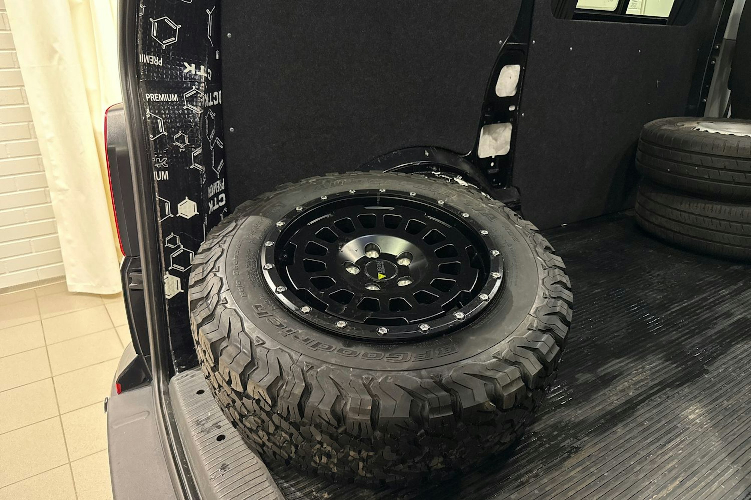 musta Volkswagen Transporter 2021 kuva 11.