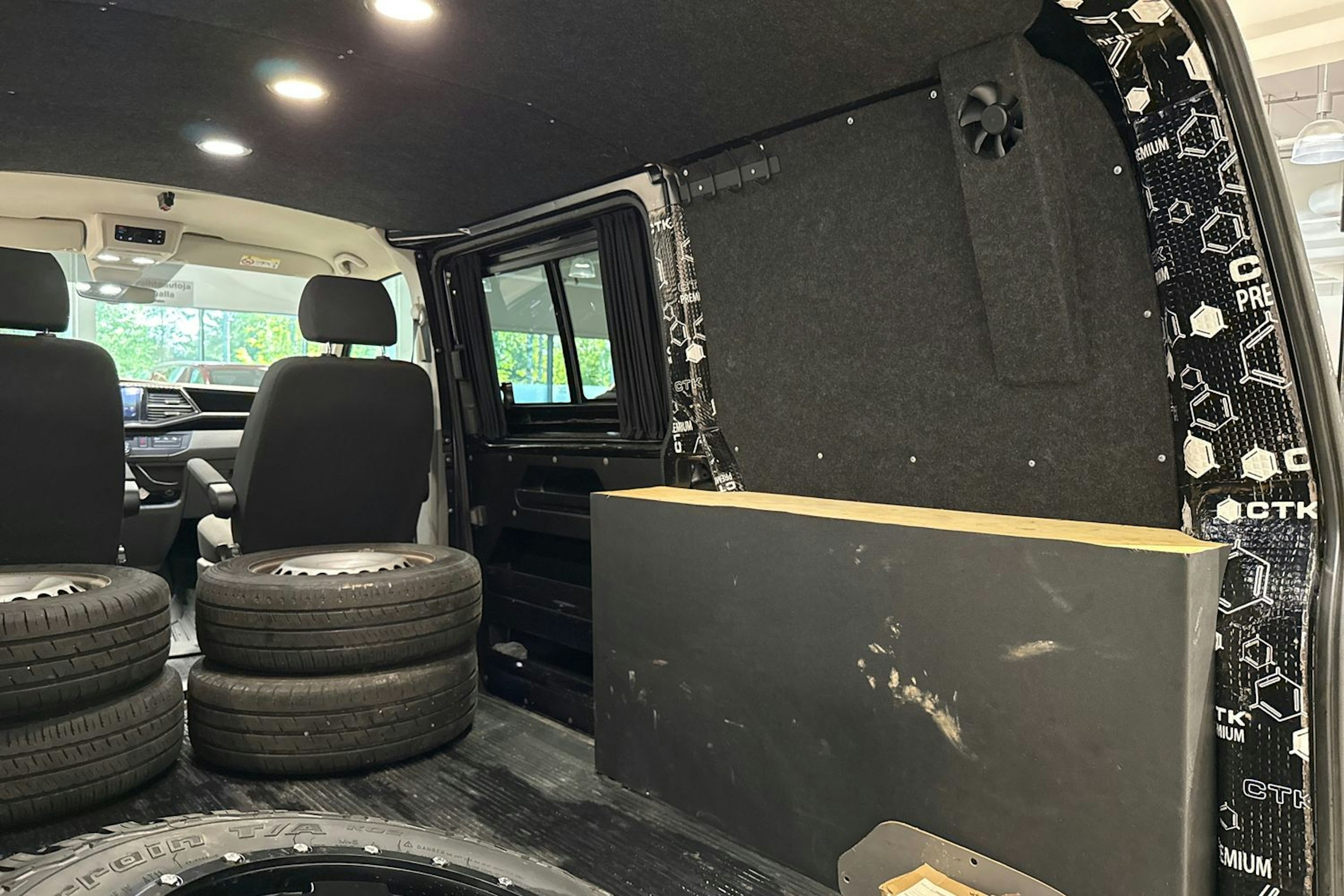 musta Volkswagen Transporter 2021 kuva 13.