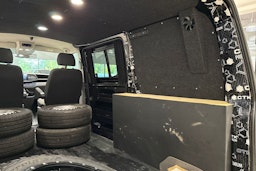 musta Volkswagen Transporter 2021 kuva 13.