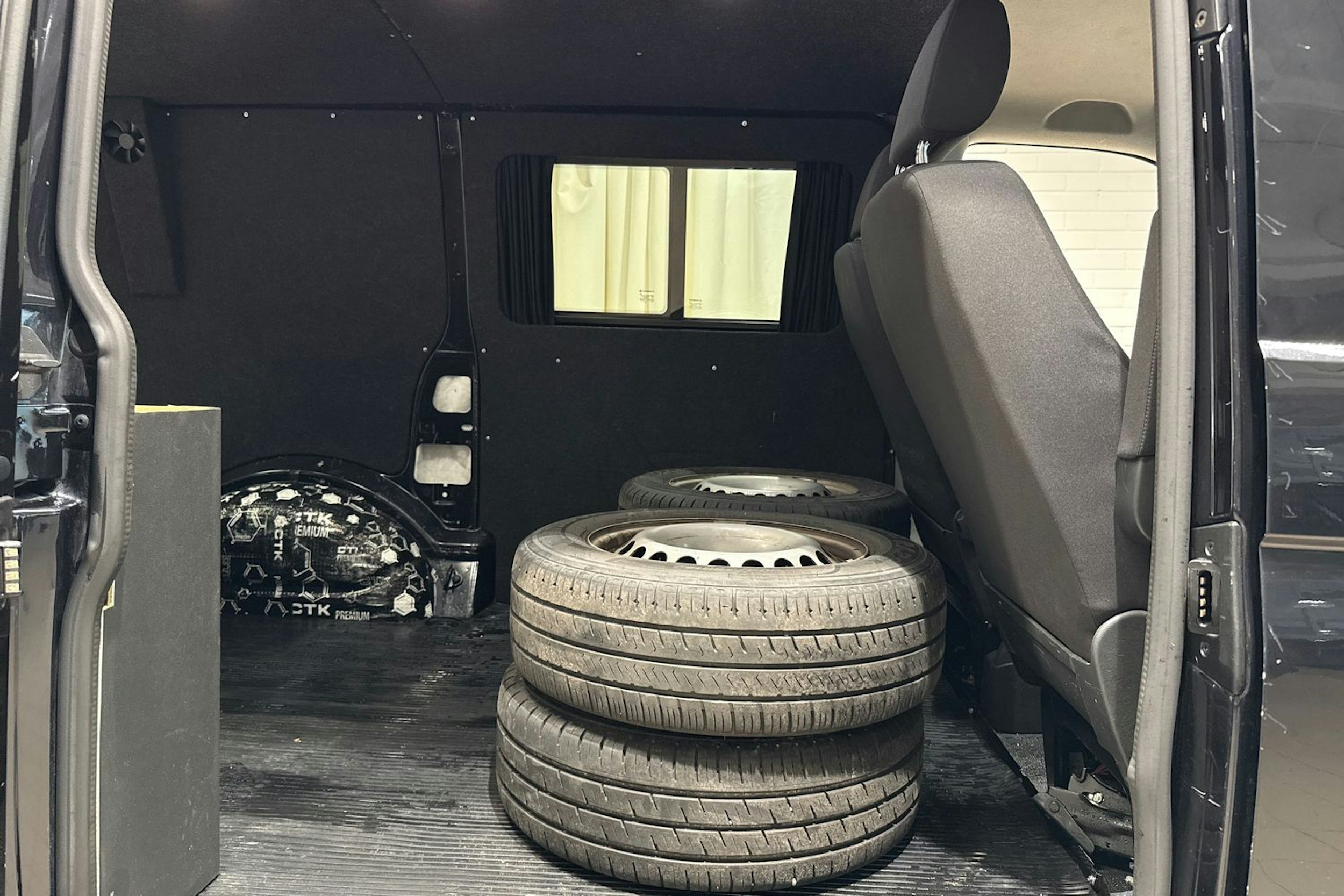 musta Volkswagen Transporter 2021 kuva 14.